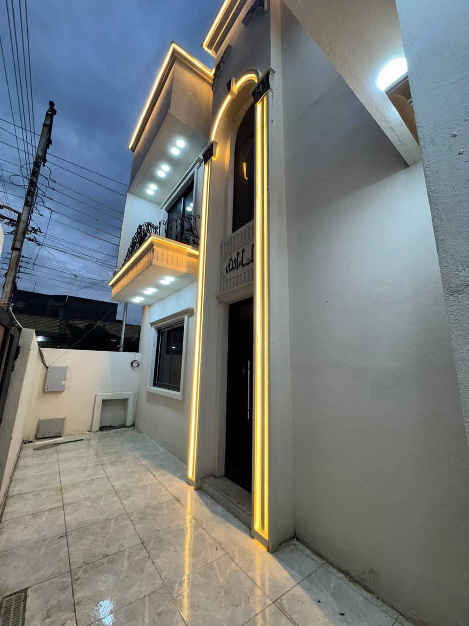 🏡 دار للبيع 🏡
📍 الموقع:
بانوراما – سلمان باك – المدائن / بغداد
مقابل مدرسة سعد الإعدادية
قريب من شارع المعارض
🏠 الدار ركن، موقع مميز وسكن راقي!
📐 المساحة: 130 متر
📜 الطابو: ملك صرف
✨ تفاصيل الدار:
• غرفة 1: 10 × 4 متر، مع حمام داخلي (نظام سويت)
• غرفة 2: 8 × 4 متر، مع حمام داخلي (نظام سويت)
• غرفة 3: 4 × 4 
• الاستقبال: 6.5 × 4 متر
• الصالة: 8 × 4 متر
• المطبخ: 4 × 4 متر، مع لوح هندي من شركة إيتاك
• الحمام الرئيسي الداخلي: 4 × 2.5 متر
• 4 حمامات داخلية بشكل عام
• أرضيات بورسلين شركة إيتاك
• قياس الأرضية 80 × 80
🔌 الكهربائيات: من شركة العقبة الأردنية، متكاملة وجاهزة
🚽 المجاري: من شركة أمل الشريف المصرية، بأعلى جودة
📲 للاستفسار والمشاهدة:
واتساب أو اتصال: ***********
