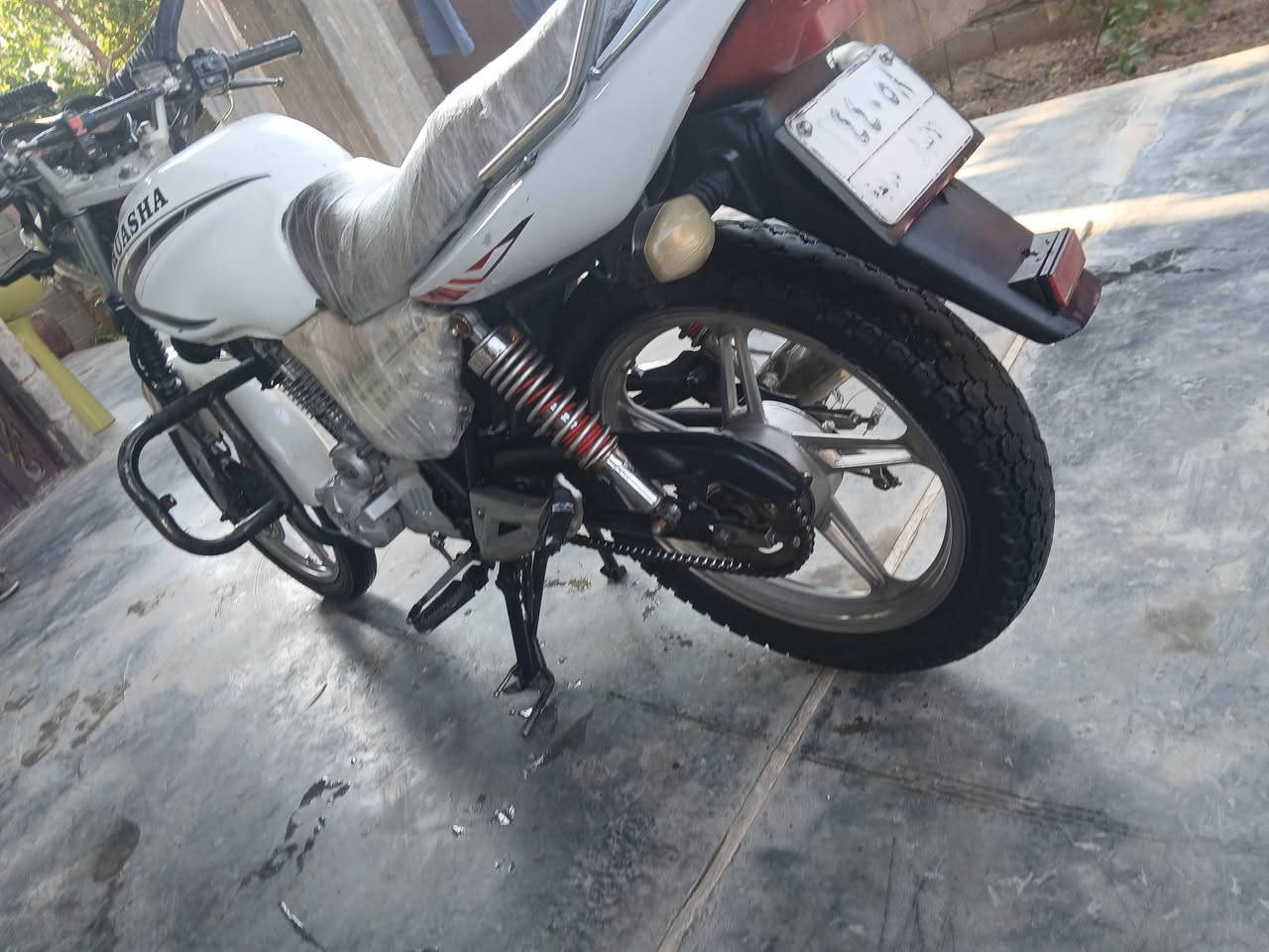 سلام عليكم
شباب عندي هيوشه مرقمه  وما عليه أي غرامه 
دراجه ما نقصه أي شي 
كهربائيات كلهن شغالات يعني فول 
تايرات جدد 
بوربرنات المامي جدد
بوربرنات لخلفيه جدد
بوربرن مال لبكره لخلفيه جديدة
زنجيل شديته جديد ما صارله هوايه 
كابريتر جديدة 
دهن جديد 
واير كلچ جديد 
واير سكليتر جديد 
بوربرن مال صدر جديد 
دراجه مكسور بيه بس شيال مال صالنصه تگدر تبدله او تلحمه 
ولبچم يعني لايت مكسوره لقاعده تگدر هم تلحمه 
وعندك لقمچي مال رون ومال سرعه مگطعات تگدر تبدلهم ثنينهم سعرهم 6 الف عند ابو احمد
لمهم 
دراجه معدله فول مال كراب
سعر دراجه مليون و250 
مجال بصيط
مكاني گرمه  
***********
