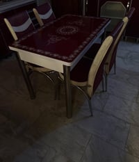 ميز طعام • ٤ كراسي • بحالة جيدة