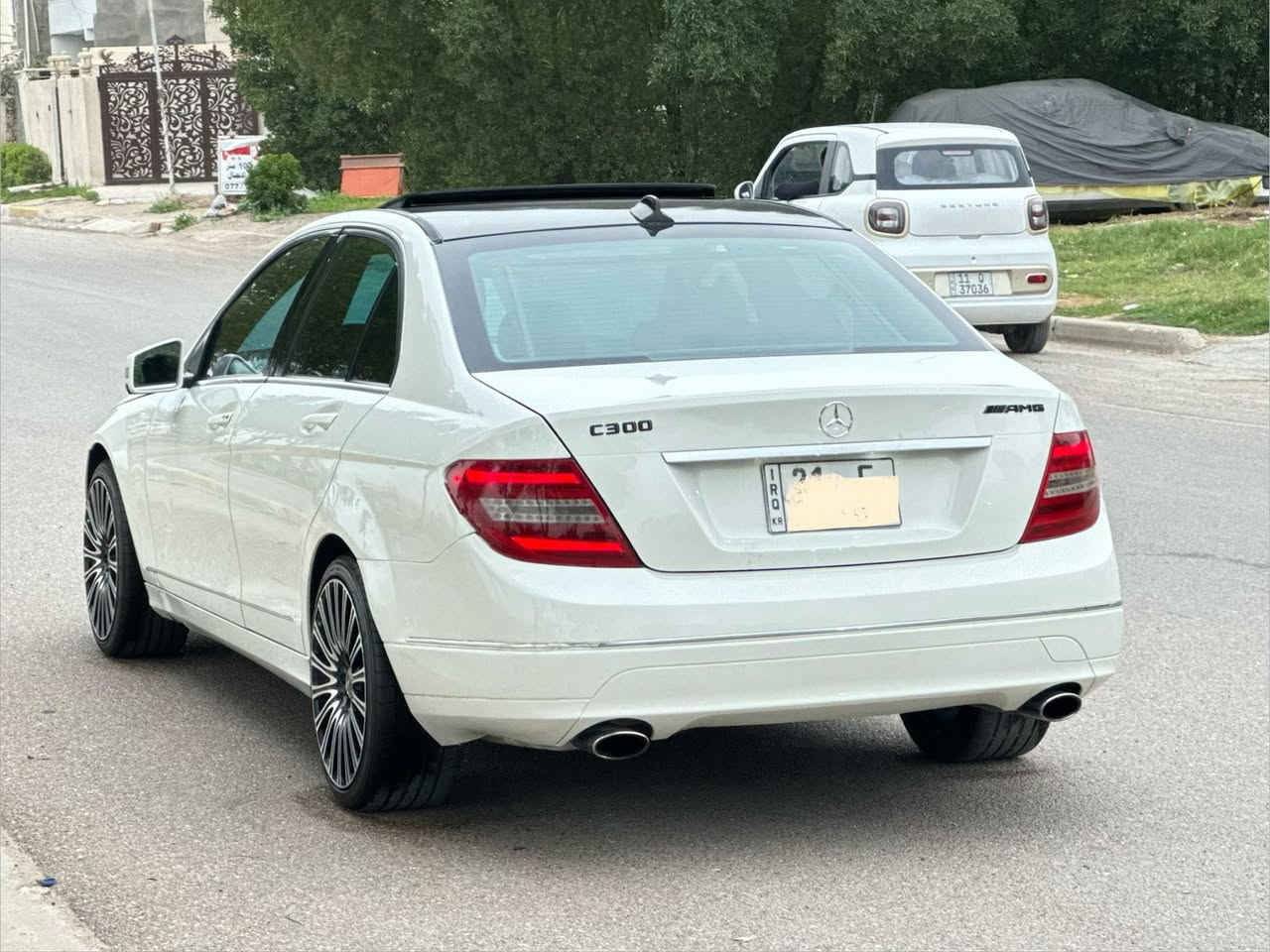 السلام عليكم للبيع فقط 

***********

مارسيدس c300 Amg 

موديل 2011

محرك v6 عقل فوك المرغوب

فول موصفات 

صبغ 3 قطع بدون دواخل 

كير مكينه كفالة 

مواصفات السيارة 

تعتيم تلقائي للمرآة الداخلية 

نظام تبريد +قطتعين منفصل تبريد ثلج 

أنارة قراءة أمامية 
حساس اضاءة
فتحه 
موس تحكم وسطي

لايتات زينون وعدسات 

كشنات جلد كهرباء مع تخزين ميموري 

ستيرن كهرباء 

تحكمات ستيرن 

داخل اسود سقف شامو

شاشه 
 
لايت زينون وعدسات 

حساسات مطر

وبيها بعد هواي مواصفات ماذكرتهن

رقم شمالي تحويل وكاله بشرط 

مكانه بغداد 

السعر 113 مع مجال
