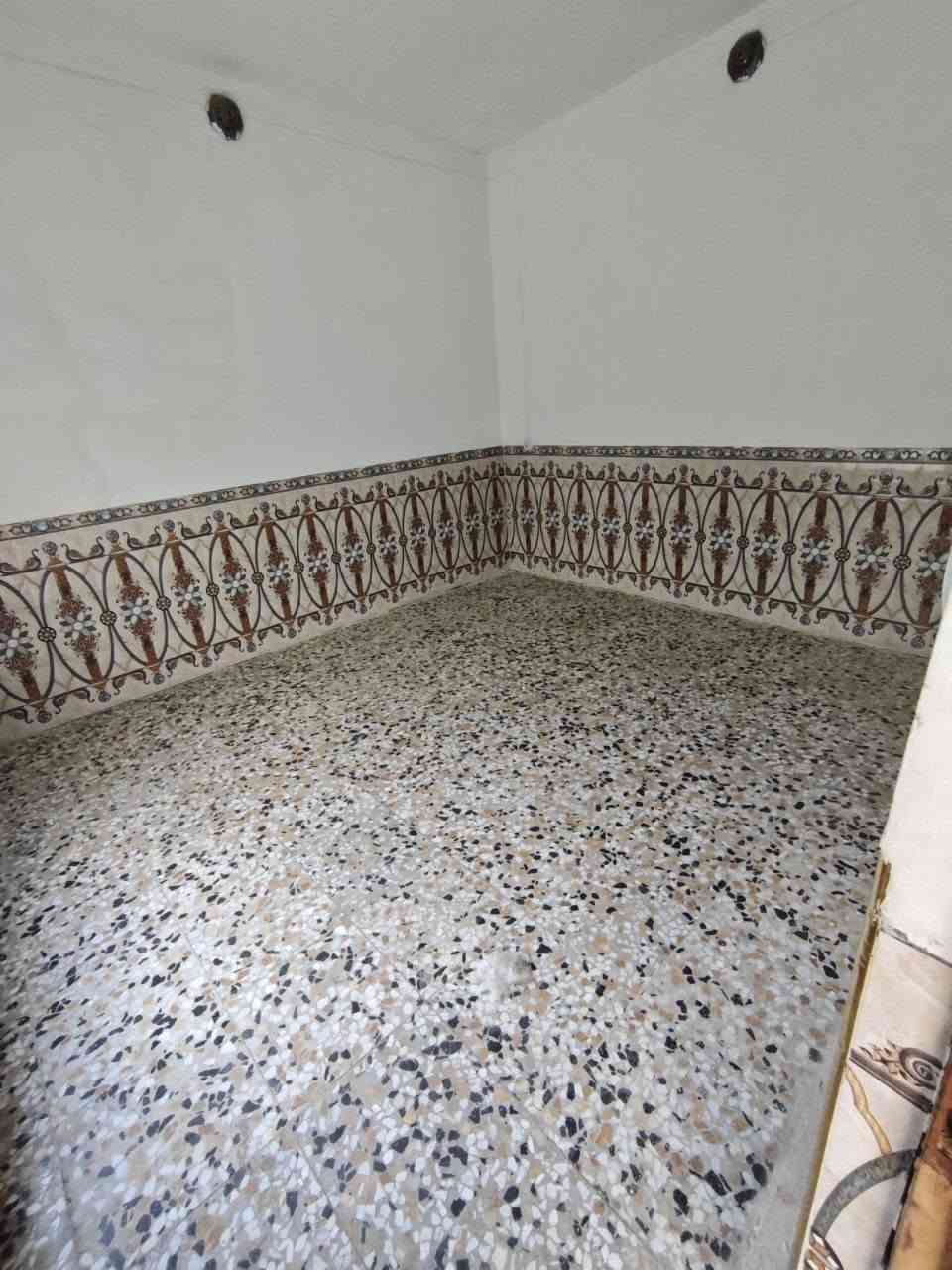 سلام عليكم
بيت للبيع مساحته 75م زراعي 
البيت يتكون من طابق ونص 
الطابق الاول استقبال وصحيات وصاله وغرفه نوم ومطبخ 
الطابق الثاني سطح وغرفه نوم ومخزن 
عنوانه كربلاء _ كنطره السلام شارع المدرسي 
البيت مكانه على طريق زوار الحسين 

السعر 73 مليون وبي مجال للشراي

الرقم ***********
