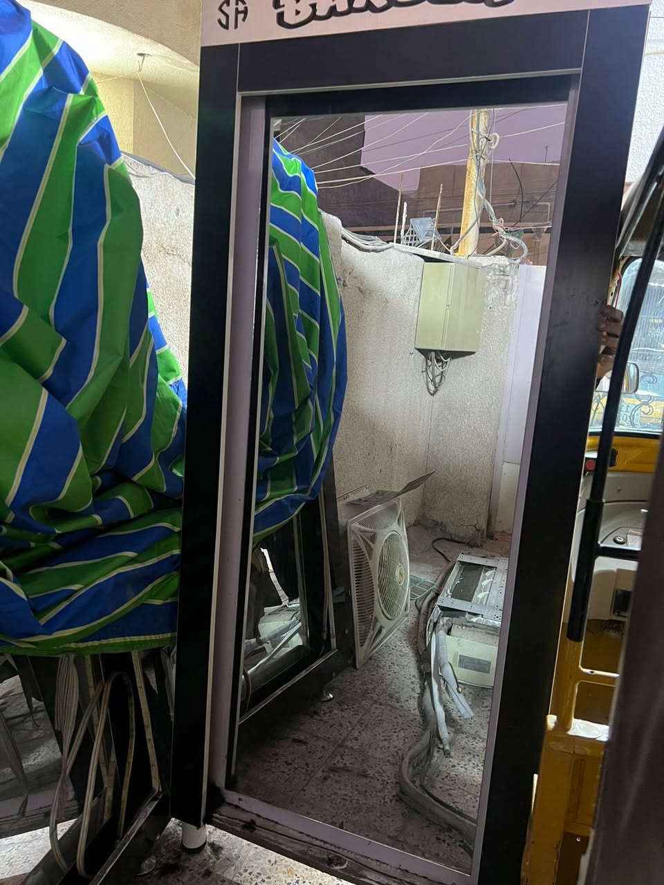 السلام عليكم ميز مرايه مع كراسي حلاقه٣عدد كراسي  مري عدد٣ عنوان بغداد الغزاليه رقم *********** سعر ٣٢٥
