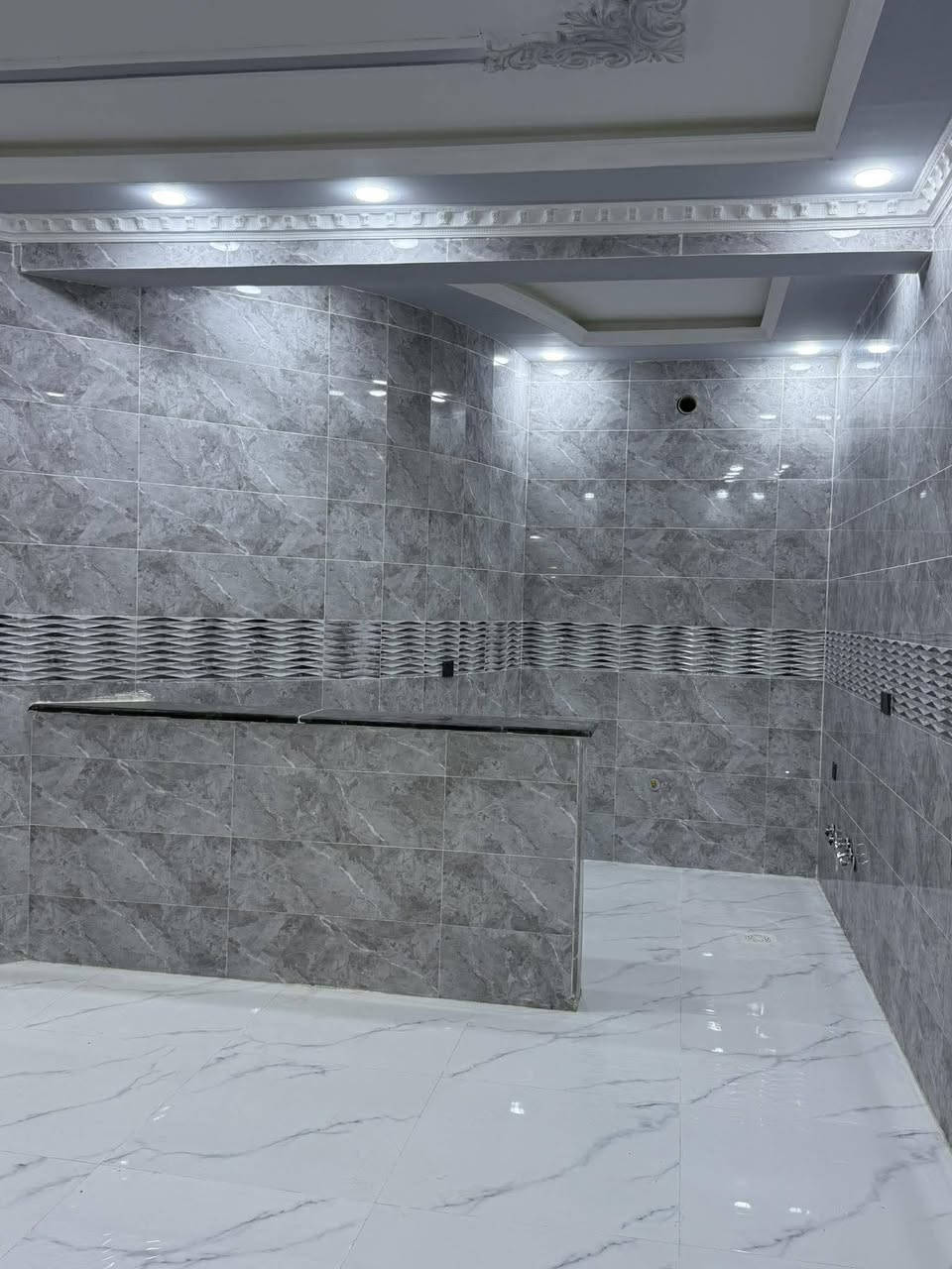 السلام عليكم 
متوفر بيت للبيع فول مواصفات 
مساحه ٣٠٠ متر  اربع غرف نوم استقبال مطبخ حار بارد مكانه تكريت الديوم منطقه ١٤ الف نافذ عل شارع ستين شارع ١٥ متر.
#لمعرفة التفاصيل أكثر التواصل عبر الرقم 
***********
ابو خطاب
