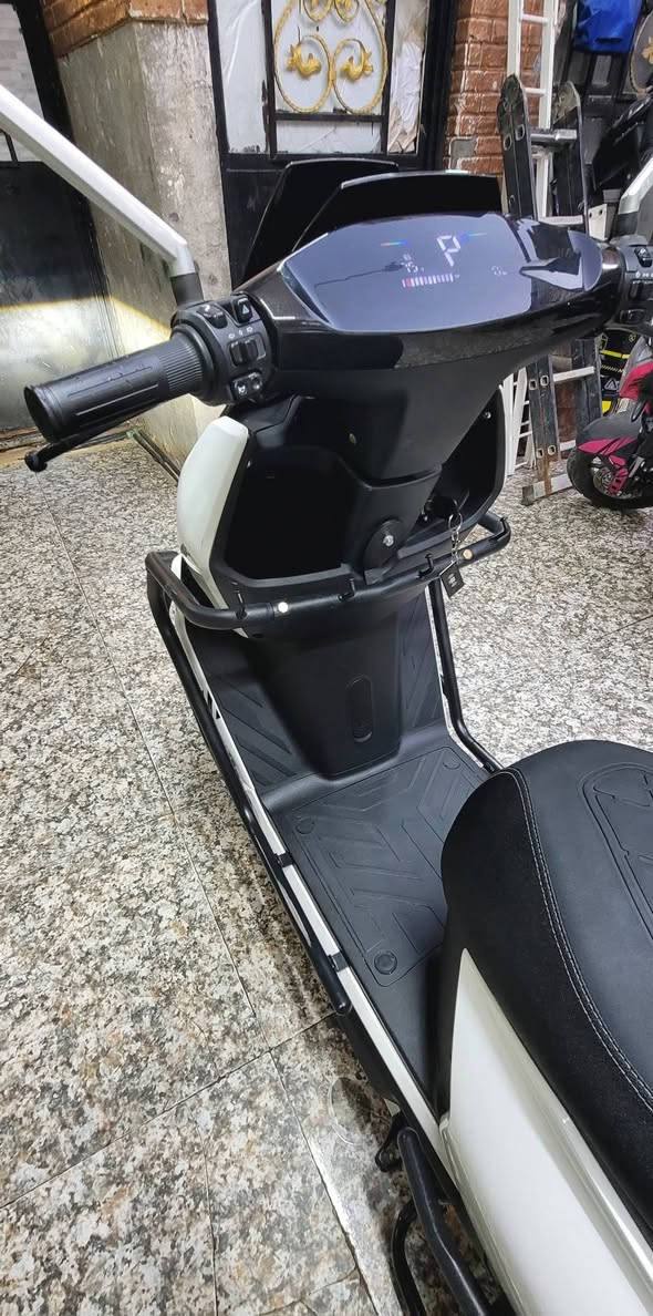 السلام عليكم..دراجه BEnbdO..وكالة تيسلا...سرعه 85k...الحجم 2500w..البطاريات العدد _6_ كرافين مسطره ...تمشيك 70 kكيلو بل شحنه الواحده..نظام _APS_ أمامي خلفي..نظام صعود المنحدرات..عدد التحويلات 1_2_3_S_سبورت ..ونمرة ال_R_...شاحنه اصليه وكاله..تدعم الشحن السريع والأيقاف الذاتي عند امتلاء البطاريات...السعر (900) قفل ...مكاني بغداد الشعب قرب محكمة الشعب الجديده على الشارع العام الشراي يتصل...***********..واتساب موجود

