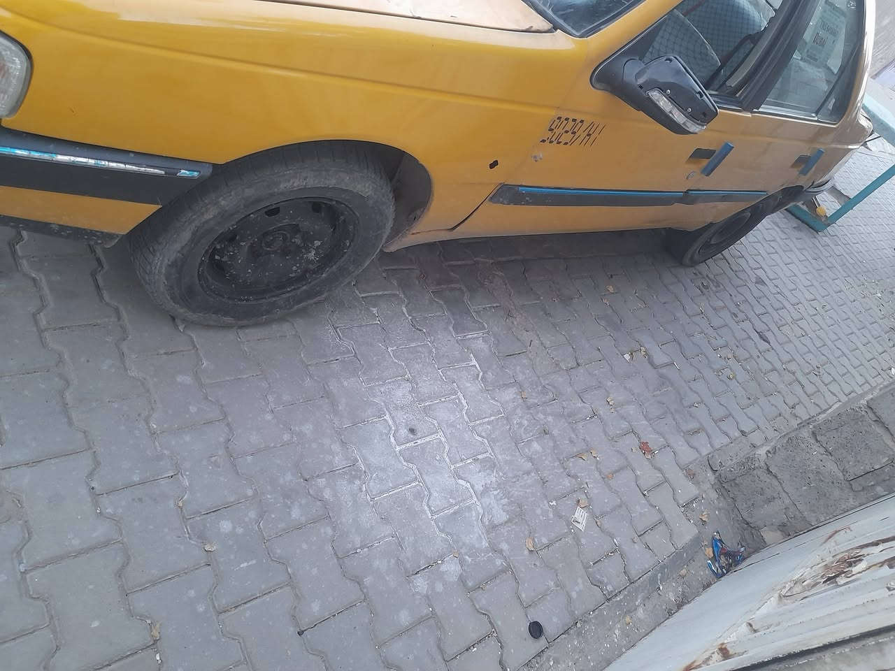 السلام عليكم بيجو بارص موديل ١٢مكينه بلجيس فرنسي سياره حلوه عوزه نواقص بسيطه رايده 25 عوزه جامه ماصده اماميه سياره شديتله مكينه جديده صبغ البنيد سياره ما مغسوله ليريده يتصل عله الرقم ***********
