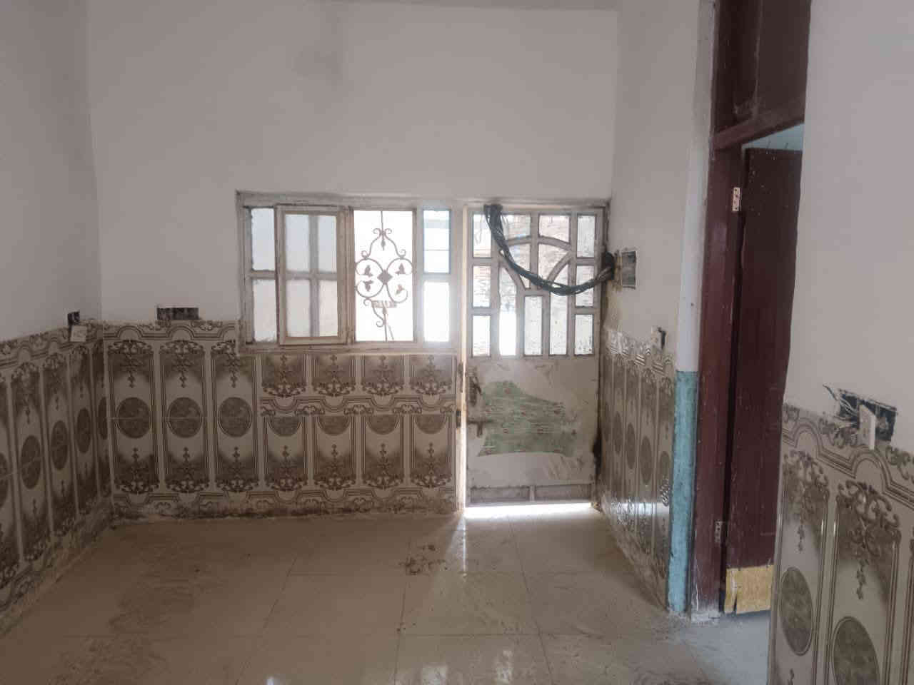 السلام عليكم
  دار للبيع مكان مميز جدا 
طابو زراعي سند 25 
المساحه //١٠٥متر
نوع البناء طابوق عكاده 
العنوان / /بابل المدحتيه
شارع علي قماره قرب حسينية الشهداء
خدمات كامله من ماء وكهرباء
عرض الشارع ٧متر
السعر/٤٦وبي مجال
تفاصيل البيت طابق واحد 
استقبال 
صاله 
عدد الغرف١
مطبخ 
منور خلفي طارمه
مجمع صحيات داخليه وخارجيه
السطح كامل  فرشي
البيت كامل ولايوجد اي نقص بي
تحويل البيت ثاني يوم بعد الشراء 
بناء حديث موقع جيد جداً 
يبعد عن الشارع الرئيسي ١٥٠متر
ملاحظة//البيت فارغ حلين غير مسكون
سنة البناء حديث
للاستفسار
مراجعة  مكتب دلالية وائل الهندي 
***********ابو علي
مكتب دلالية وائل الهندي بابل المدحتيه الحمزه الغربي ع شارع 60 قرب سلوان ابو الكاشي مقابيل فرع علي قمار
