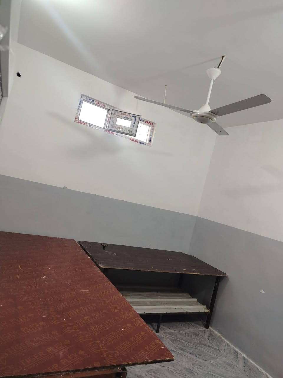 السلام عليكم ورحمة الله وبركاته اخوان اني مكلف بل نشر هذا البيت البيع في منطقة وادي حجر قرب جامع التوحيد

البيت يتكون من ٤غرف بيتونه وعدد الحيات ٢
البيت ملك صرف بسم شخص واحد
البيت بناء جديد كاشي سيراميك
تفاصيل أكثر مراسلت الصفحه او الاتصال عل الرقم التالي ***********
***********
