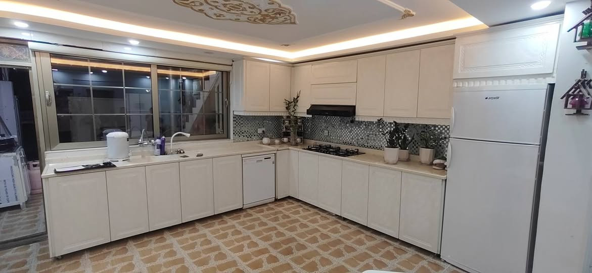 ده ستي دوو   زؤر زؤر خاوينه  ٢ سال كه متره به سترايه
به شرتي هه مو شت  دركاي بالؤن  بريسه  هه يكه لي المنيؤم   ته باخ و مرشعي له كه له   لاي كوانتر ٤٠٠م لاي مخسه ل ٣٨٠م   زانياري زياتر  بيوندي بكه ***********

