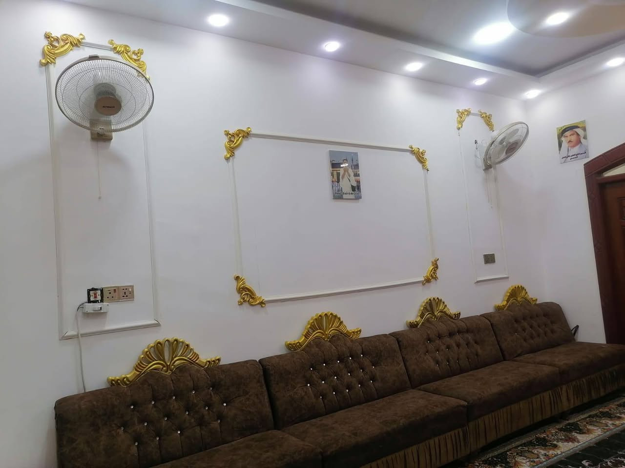 يعلن مكتب عقارات أبو انور فرع الطويسه عن وجود بيت اليجار في الطويسه مساحة 175 متر بناء حديث ثلاث طوابق يحتوي على 4 غرف نوم وصاله وستقبال ومطبخ وصحيات وكراج سعر اليجار مليون و 800 ألف وبيه مجال قريب على الشارع العام مكان راقي ممتاز الستفسار//***********//***********// كما نستقبل جميع عروضكم وطلباتكم التجارية والعقارية المكتب مجاز قانونيا المكتب ماقبيل مطعم الحسون عقارات أبو انور فرع الطويسه
