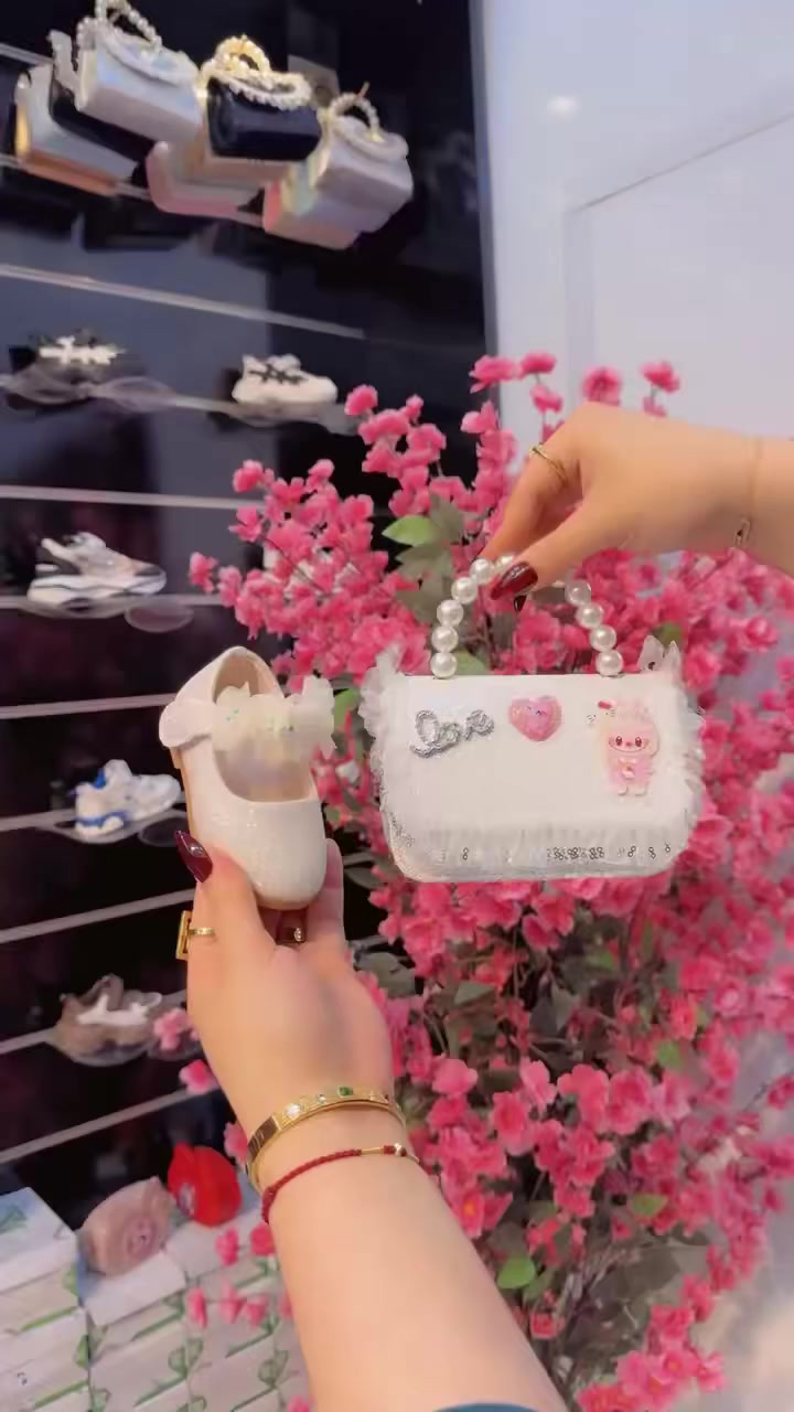 احذية 
بناتي اطفال بيبي قياس25
ال30


**إذا كنت صاحب هذا الإعلان وتريد حذفه لأي سبب، رجاءا أرسل رسالة إلى الدعم الفني**