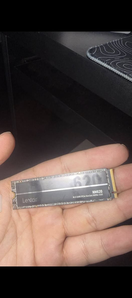 ​السلام عليكم إخواني،
عندي هارد Lexar SSD M.2 NVMe NM620 بسعة 1TB للبيع، الهارد نظيف جداً، أداء ممتاز وسريع جداً للنظام والألعاب.
​🔹 المواصفات وفحص الصحة:
​النوع: Lexar SSD NM620 M.2 2280 PCIe Gen3x4
​السعة: 1TB
​نسبة الصحة (Health): 98% ممتازة جداً (موضح بالصورة من برنامج CrystalDiskInfo)
​الحرارة: 36°C (مستقرة وباردة)
​الحالة: شغال 100% وبدون أي مشاكل أو عيوب.
​💵 السعر المطلوب: 180 ألف دينار
📍 الموقع: الموصل
📞 للتواصل: عبر الخاص أو الاتصال/واتساب على الرقم: ***********
