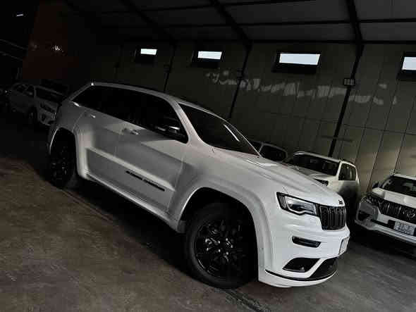 السلام عليكم للبيع جيب كراند شيروكي (S) 🙏🏻
موديل 2022 خليجي🚘
 وكالة خليجيه❤️‍🔥🏁
السيارة مكفولة كفاله عامه بوضع الشركه بلاد
مواصفات ال s فول 1/1
1-رادار امامي عدسه✅
2-محرك 3.6L (6v)✅
3-داخل احمر وأسود بلادي ✅
4-تحذير خروج عن المسار ✅
5-نقطة عمياء ✅
6-دفع 4x4✅
7-فرش المقاعد جلد الأمامية كهرباء ✅
8-المقاعد الأمامية تدفئة وتبريد ✅
9-ذاكرة حفظ وضعيات الجلوس ✅
10-تدفئة ستيرن ✅
11-سقف بنورما ✅
12-شاشة حجم 4.8 ✅
13-نظام خاص لطرق الوعرة ✅
14-مصابيح الأمامية زنون ✅
15-مصابيح LED✅
16-كشافات ضباب زنون ✅
17-تشغيل عن بعد ✅
18-صندوق كهربائي  ✅
19-حساسات امامية ✅
20-حساسات خلفية ✅
21-كامرة خلفية ✅
22-ويل قياس 20 اسود لماع ✅
23-المرائة بـ خاصية التعتيم الذاتي ✅
24-مرائة امامية كهرباء ✅
25-بلوتوث تلفون ✅
26-تحديد سرعة ✅
27-تحديد مسار ✅
28-نظام تشغيل وإطفاء أتوماتيكي ✅
29-نظام بريك اتوماتيكي ✅
باقي مواصفات S معروفه سياره جديده بمعنى الكلمه من الزيرو لحد ليوم على ايد وحده رقم بغداد باسمي تحويل مباشر
————————————————————————————
موقعنه:بغداد الكرخ معارض البياع 
السعر:384💸💸وبي مجال👋🏻🤍
لاتصال والاستفسار: ***********   
                                                ☎️☎️         ☎️☎️
