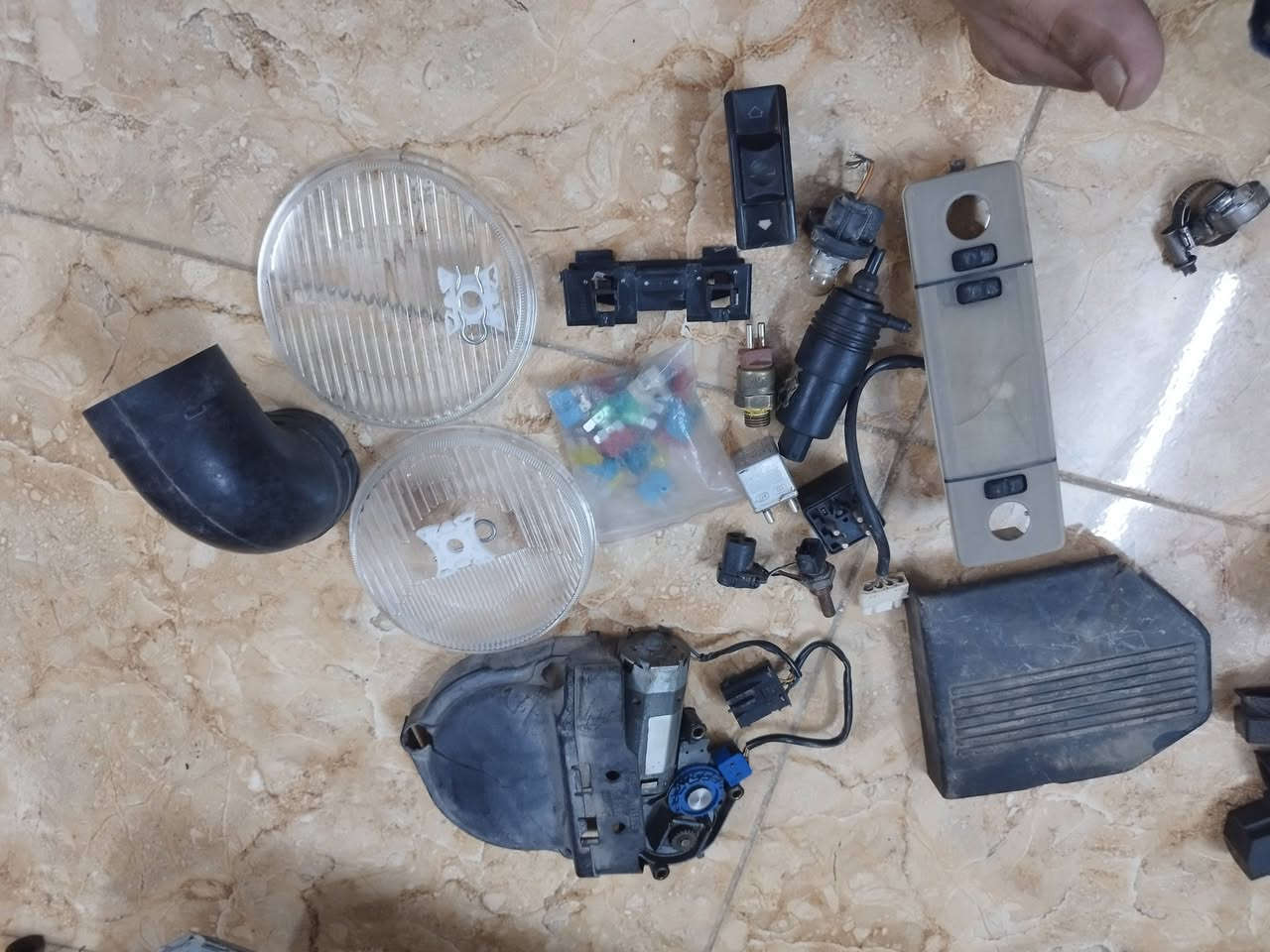 السلام عليكم
غراض للبيع كلهن بدون تجزئة 225 شرط الشغل
يوجد توصيل 

***********
