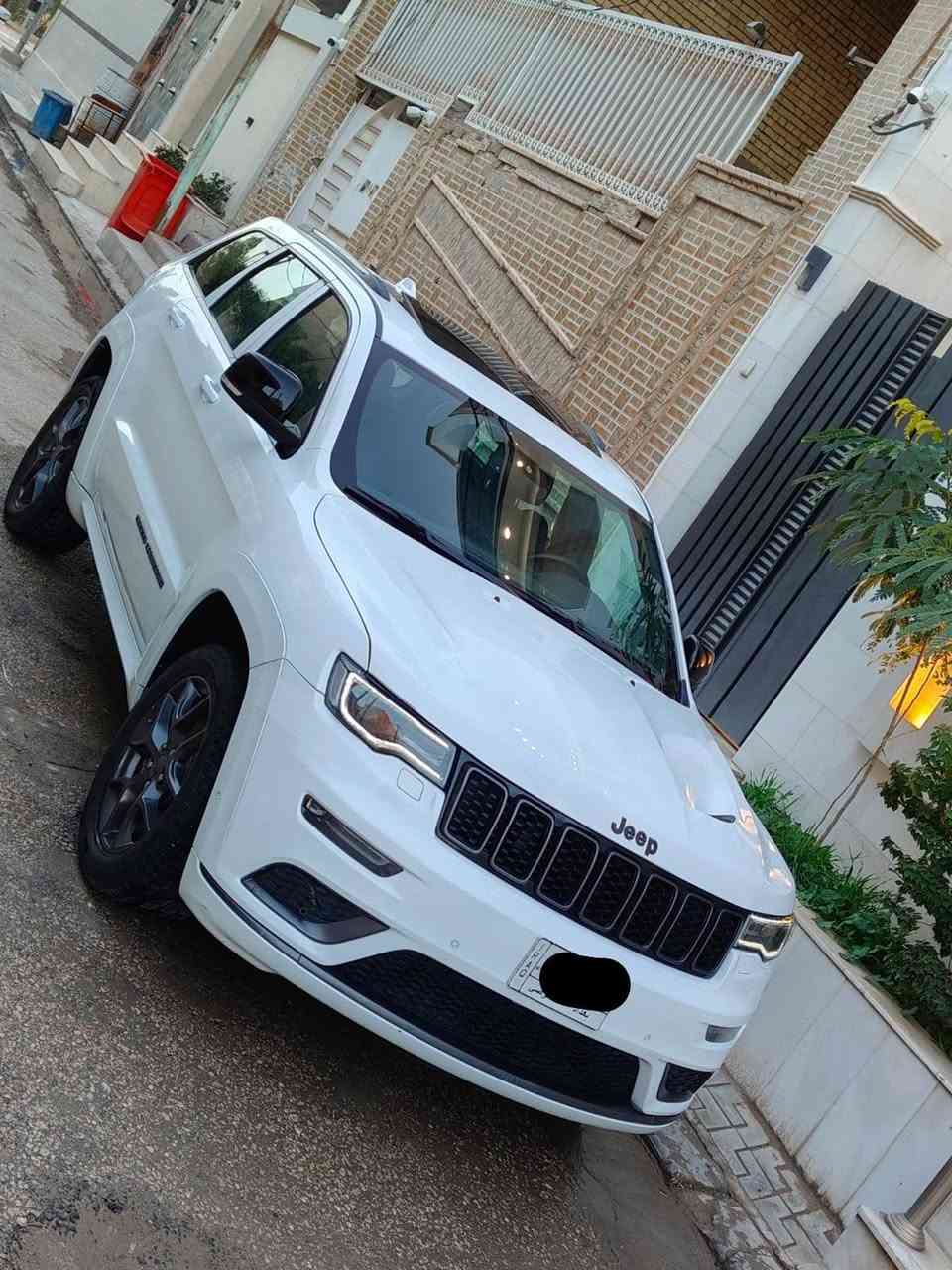 جيب كراند شيروكي موديل 2020 خليجيه مكفوله كفاله عامه فول فول مواصفات فئه (S) يعني فول الفول شاشه كبيره خزن مقاعد ميموري ماشيه 43KM ألف  فورويل 4×4 بانوراما محرك 6سلندر 3.6 رقم بغداد الماني 
السعر :317$ 
مكاني:" النجف الأشرف حي العدالة 
للأستفسار :***********
