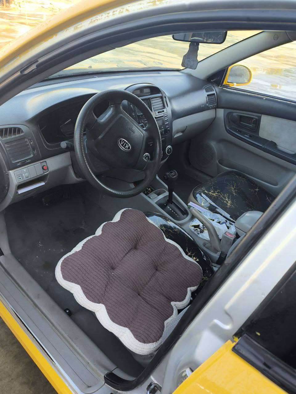 سلام عليكم سبكترا وراد ،
كير محرك تخم تاير حداديه سياره جاهزه

عله اخر حبايه موديل 9 رقم دولي ، السعر 80 وبي مجال قليل ،مكان السياره ديوانيه ***********
