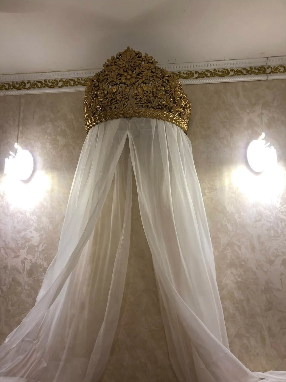 ميزتواليت و ينفع ميز مدخل (كونسل ) 

 تاج ديكور فوق الچربايه  (تاج السرير )


**إذا كنت صاحب هذا الإعلان وتريد حذفه لأي سبب، رجاءا أرسل رسالة إلى الدعم الفني**