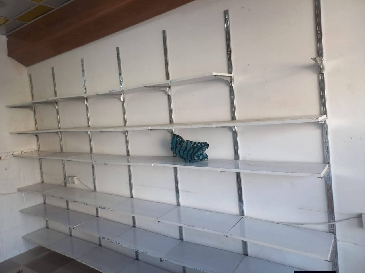 سعر الرفوف  خشب نوعية نوعية منيحة اخو جديد 160الف  سعر الميز 50. الف هولير منطقة كسنزان رقم  ***********
