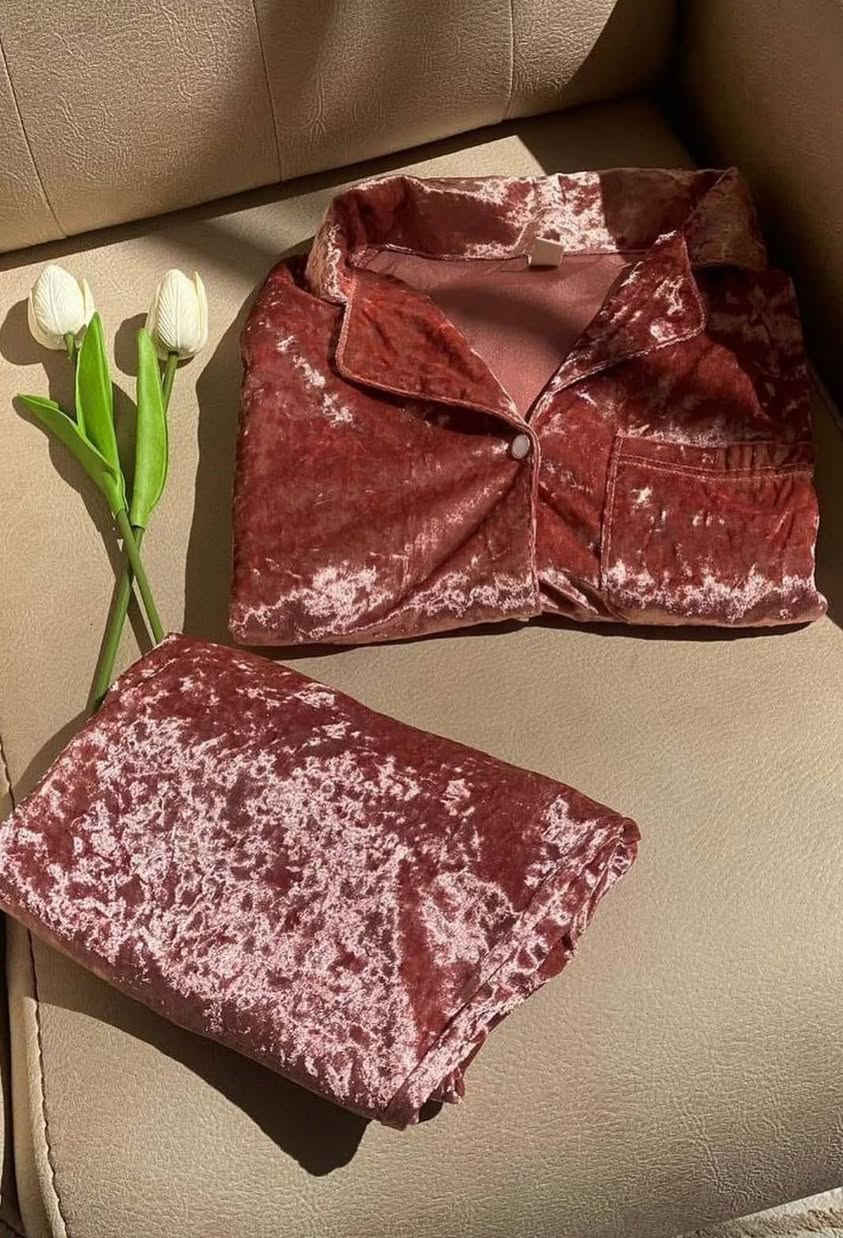 التراكات من اكس الى اكسين لارج 
وملابس اطفال من عمر سنه الى 3 سنوات اكو توصيل محافضات بس واتصلو عالرقم *********** خاص ممنوع رجأ وكلهم قذيفه مال شتاء جدد بعدهم بالنايلون
