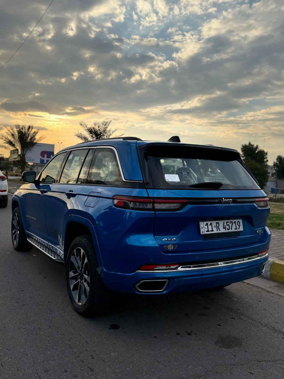 جيب كراند شيروكي اوفرلاند
الموديل :2023. (خليجي) . 
المحرك : . V6. 3.6L . 
العداد : 45000. (قابل للزيادة).  
بعدهة بالضمان مال وكالة 
مغلفة ppf بالكامل ضمان 10 سنوات
المواصفات :
* دفع رباعي 4x4 . 
* نظام تعليق هوائي (جكات). 
* قيادة ذاتية عند المنعطفات. 
* رادار امامي مع مانع تصادم . 
* نظام الرؤية الليلية. 
* تحذير الخروج عن المسار . 
* مستشعر نوم السائق مع نظام التوقف الآلي 
* تحذير النقطة عمياء ⚠ .
* نظام تحذير عند التقاطعات. 
* نظام تحذير عند تجاوز السرعة المحددة. 
* نظام عرض المعلومات على الزجاج الامامي (HEAD UP DISPLAY) 
* نظام تقليل الضجيج داخل المقصورة. 
* إنارة محيطية. 
* شاحن موبايل وايرلس. 
* تعديل وضعيات مقود السائق كهربائيا. 
* مرايا تعتيم ذاتي. 
* المرايا الجانبية قابلة للطي كهربائيا. 
* نظام الصوت  مع 19 سماعة. 
* ويل قياس 21 انج .
* سقف بانوراما .  
* شاشه كبيرة 10.1 انج . 
* شاشة للراكب الأمامي .
* نظام الخرائط (GPS) .
* عرض خرائط الطريق على لوحة القيادة.
* لوحة القيادة بقياس 12 أنچ. 
* 4 كاميرات خارجية مع بخاخات ماء للتنظيف. 
* كاميرا للمرأة الداخلية. 
* تصوير حراري ليلي .( ناظور ليلي)
* المصابيح الأمامية زنون .
* كشافات الضباب زنون . 
* دخول ذكي. 
* بصمة على 5 ابواب للدخول الذكي. 
* تشغيل عن بعد .
* الصندوق الخلفيي كهربائي .
* فتح الصندوق الخلفي مع حركة القدم.
* دوسات جانبية .
* فرش المقصورة الداخلية من الجلد الطبيعي الفاخر .
* اضافات من الخشب الطبيعي للمقصورة الداخلية. 
* ذاكرة لحفظ وضعيات الجلوس للمقاعد الأمامية
* مساج للمقاعد الامامية .
* المقاعد الأمامية كهربائية .
* المقاعد الأمامية تبريد وتدفئة .
* المقاعد الخلفية تدفئة وتبريد .
* ستائر للشبابيك الخلفية. 
* انارة داخلية LED متعددة الالوان . 
* حساسات امامية وخلفية . 
* 5 راكب المرغوب عند الجميع
* مكيف خلفي مع وحدة تحكم منفصلة . 
* تدفئة كشنات امامية وخلفية 
* تبريد كشنات امامية 
*تدفئة مقود القيادة. 
* مانع تصادم خلفي .
* بلوتوث تلفون . 
* محدد سرعة . 
* نظام التشغيل والاطفاء الاوتوماتيكي .
( التشغيل عن بعد) 
* نظام بريك اوتماتيكي
ملاحظة / السيارة بيهة 3 رصعات راجعة pdr 
وخشم جاملغ بي صبغ رشة 
 للاستفسارالاتصال على الرقم 
***********   السعر 42$
