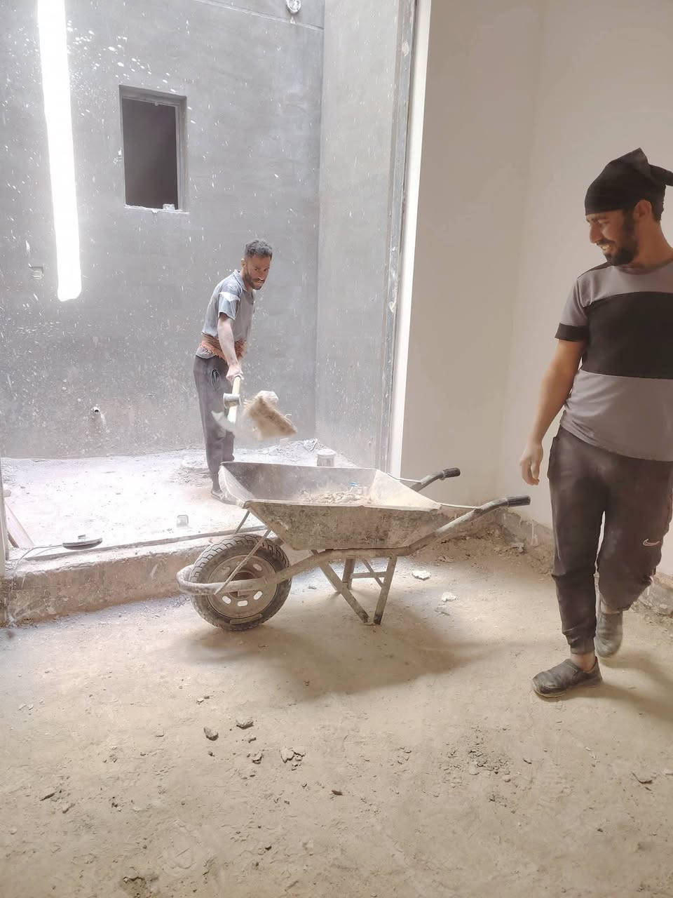 سلام عليكم  / يوجد كادر عمل جاهز/ تصعيد مواد/ تنضيف بيوت/ تفليش/ تكشيط/ تنضيف حدائق/ دفن نهري  / شقلنه ليل ونهار   /ومعداتنه جاهز/ ماعليك بس تصال على رقم  /     ***********
