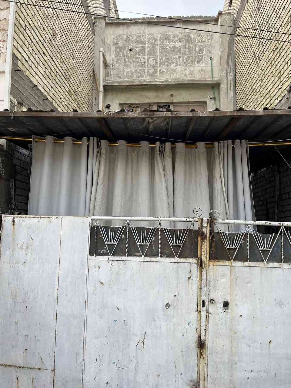 مشتمل للبيع طابو صرف طابقين

المساحة ٧٥ متر
العنوان الامين الثانية 
الموقع بين جامع الرسول و بين جامع المحسن

الطابق الأول
طرمة
و استقبال
و مطبخ صغير 
و خدمات
و منور
و غرفة 
و ترك

الطابق الثاني
غرفة 
و سطح صغير

ملاحضة : البيت اعكادة 

رقم صاحب المنزل 
‏‭٠٧٧٣ ٧٤٣ ٢٩٦٥‬
