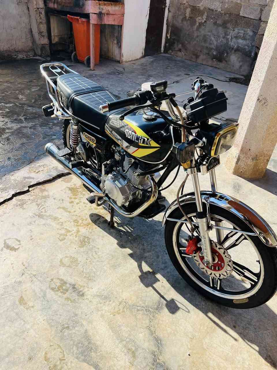 سيفان موديل 24 نضافه فول مكينه ممفتوحة  شلعه معدل تشك الكاع
السعر 650 وبيها مجال حك الجيه بس مكاني ديالئ ناحيه العضيم 

للاستفسار ***********
