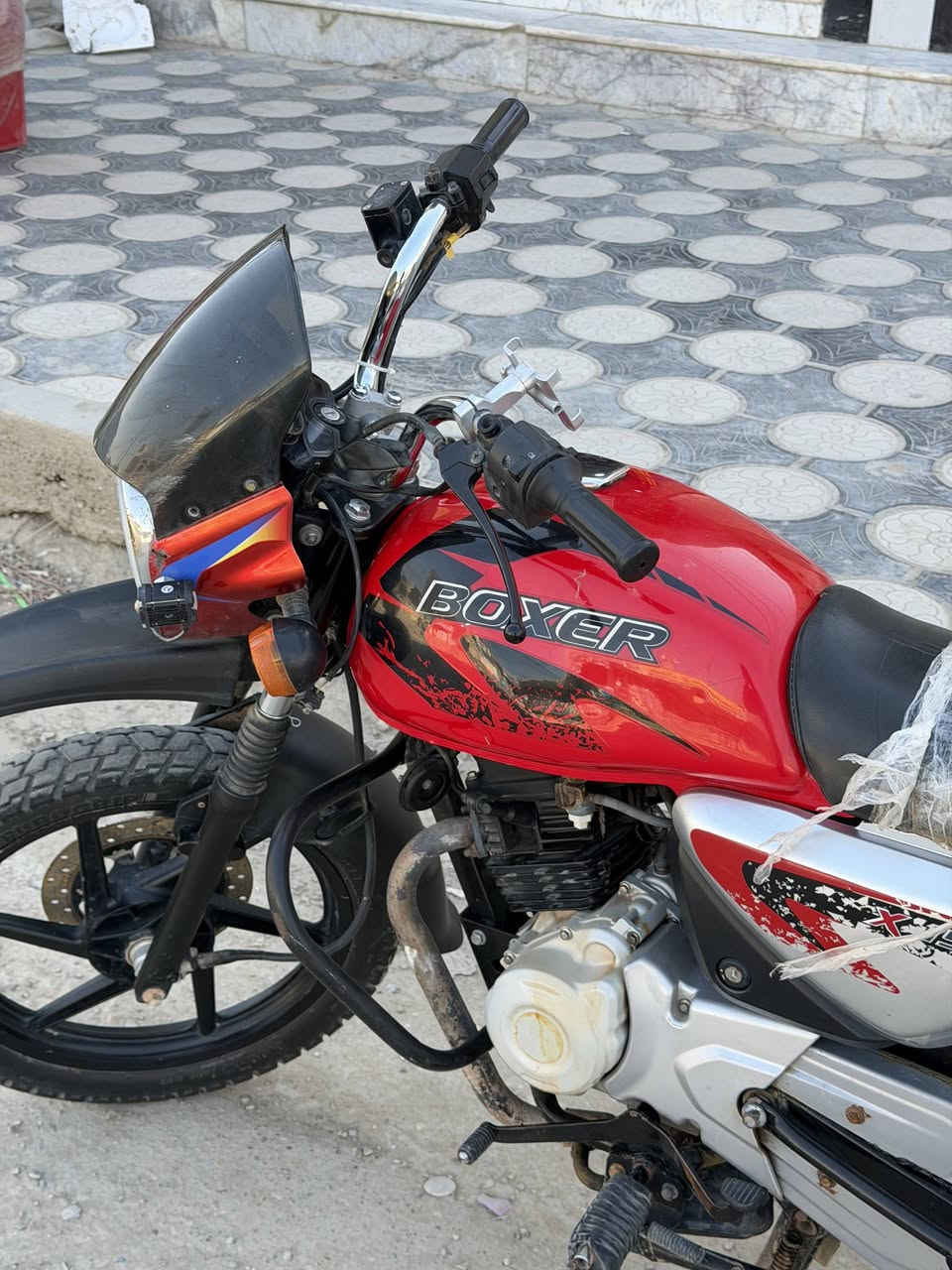 السلام عليكم اخوان بوكسر للبيع موديل 22 مستخدمه استخدام شخصي الدراجه نضيفه كلش مكفوله كفاله عامه مرقمه بإسمي رقم قادسيه الدراجه ما مبدل بيهه اي شي ما عدا التاير  الخلفي والتأير الأمامي مال الشركه يعني ما تعبانه الدراجه والباتري مال الشركه من 2022. ونكره سلف يعني الدراجه على وضع الشركه جديده كلش تجي تفحص يم اي مصلح يعجبك  السعر مليونين وبيهه مجال بسيط ***********
ملاحظه الدراجه مطلعهه من الوكيل بأيدي يعني من الوكيل الي مباشره
