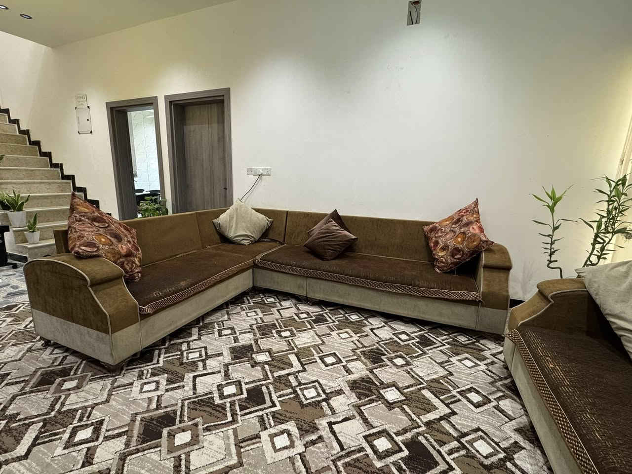 السلام عليكم
تخم كورنول للبيع 
عدد المقاعد ٩ مقاعد 
***********
السعر ٣٠٠ وبي مجال 
مكاني بغداد
