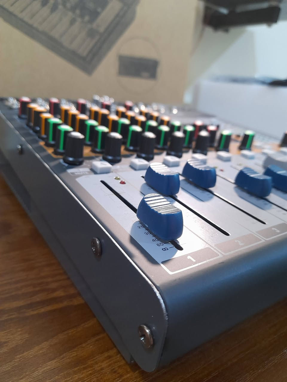 يا الله 
قطعة لا تتكرر دائماً 

📢          مكسر الصوت الاحترافي 
  (   Debra Audio EVA-6  )            

هذا المكسر عبارة عن منصة هندسة صوتية وماسترنك 
اكثر من كونه مكسر ،
يجمع بين المتانة وجودة التصنيع،
 والحداثة في عالم الصوتيات 

مكسر + كرت صوت احترافي  + مشغل بلوتوث
 + معالج مؤثرات صوتية احترافي 

🔥أهم المميزات  🔥

●  تسجيل الصوت الذي على المكسر بكامل المؤثرات 
تسجيل خام ،
من خلال وضع فلاش او الرام في المنفذ المخصص 
ويتم التسجيل بصيغة mp3

● يحتوي على كارت صوت احترافي 
يمكن ربطه بالحاسوب عن طريق منفذ usb واستخدامه في برامج التسجيل 

● زر تصفية الصوت: 
يقوم بقص الترددات المخفظة مثل صوت الهواء
وضجيج المكيفات واهتزاز المايكروفون .

● يحتوي نوعين من الايكولايزر: 

1 _ جنل ايكولايزر :  
وهو مخصص لكل ميكروفون على حدة
وظيفته: تعديل خامة صوت القاريء .
في ترددات صوته المخفظة والمتوسطة والعالية 

2 _ الكرافيك ايكولايزر :   
وظيفته  التأثير على خامة  الصوت النهائي
 مع المؤثرات المدمجة 
الخارج من المكسر  للسماعات الكبيرة.

●  زر ازالة صوت القاريء في القصائد وبقاء التوزيع والايقاع الخاص بالقصيده 
يتم تفعيله عند نشغيل قصيده من خلال البلوتوث او الفلاش 

● زر (ستاند باي ) 
لأسكات جميع المكروفونات دفعة واحدة دون الحاجة لانزال مستوى السلايدرات واحدة تلو الاخرى 

مع وجود زر كتم مفرد لكل جنل 

• ​ : PFL
 ميزة استماع الصوت في سماعة الأذن قبل رفعه للجمهور. 

(خاصة بمهندس الصوت او الشخص المتحكم بالمكسر )

● سلايدر للتحكم بصوت الخارج للسماعات اليمين واليسار (الموجهة للجمهور )
 لكل جهة سلايدر لليمن ولييسار 

● سلايدر خاص بسماعة المونتر (سماعة المراقبة )
mon send 
الي تكون باتجاه القاريء 
والتحكم بمستوى المؤثرات الداخل عليها 
حتى يستمع القاريء لصوته الطبيعي ولاتشوش المؤثرات على ادائه
 (مثل وجود مؤثر تكرار الكلمات بنسبة عالية )
يتم خفظ المؤثرات فقط من جهة سماعة المراقبة 
الي تكون باتجاه القاريء 

● معالج المؤثرات الرقمي dab 16 

يحتوي على 16 مؤثر صوتي  جاهزاً
 (من صدى القاعات إلى تكرار الكلمات اي الريفيرب ) 

مع شاشة رقمية لعرض رقم المؤثر 
مع أزرار التنقل بين المؤثرات
والاختيار من بين 16 اعداد جاهز للمؤثرات الصوتية

● خاصية الريبيت : 

تحكم اكثر بتكرار الكلمات من خلال الزر المخصص لها 
(مفيد لمجالس الشور )

● خاصية المؤثرات بتقنية السيند : 
(Send)

خاصية السيند لها ازرار دوارة وسلايدرات في هذا المكسر ،

وظيفتها كالاتي 
 لا تضع المؤثرات مثل الصدى وغيره
 على الصوت مباشرة وتؤثر على ملامحه ،
وانما يكون المؤثر بمحاذاة الصوت ، 
ويتم التحكم بمقدار دخول المؤثرات على الصوت 
من خلال السلايدر ،
وهذه هي الخاصية المستخدمه  في الاستوديوهات الاحترافية 

سعر الجهاز : 160


**إذا كنت صاحب هذا الإعلان وتريد حذفه لأي سبب، رجاءا أرسل رسالة إلى الدعم الفني**