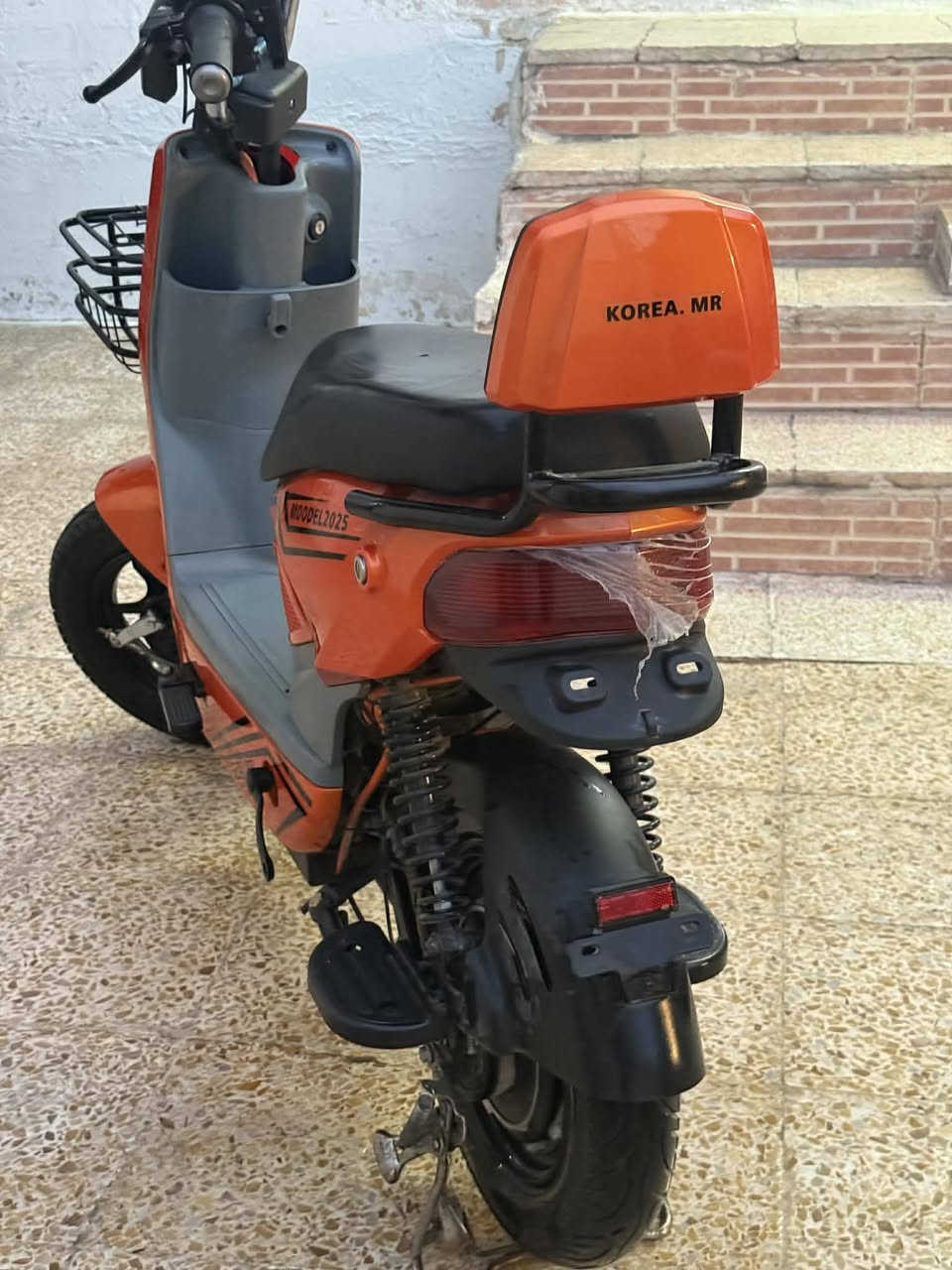 دراجة للبيع جديد استعمال شهر واحد 
مع شاحن اصلي 
للاستفسار ***********
