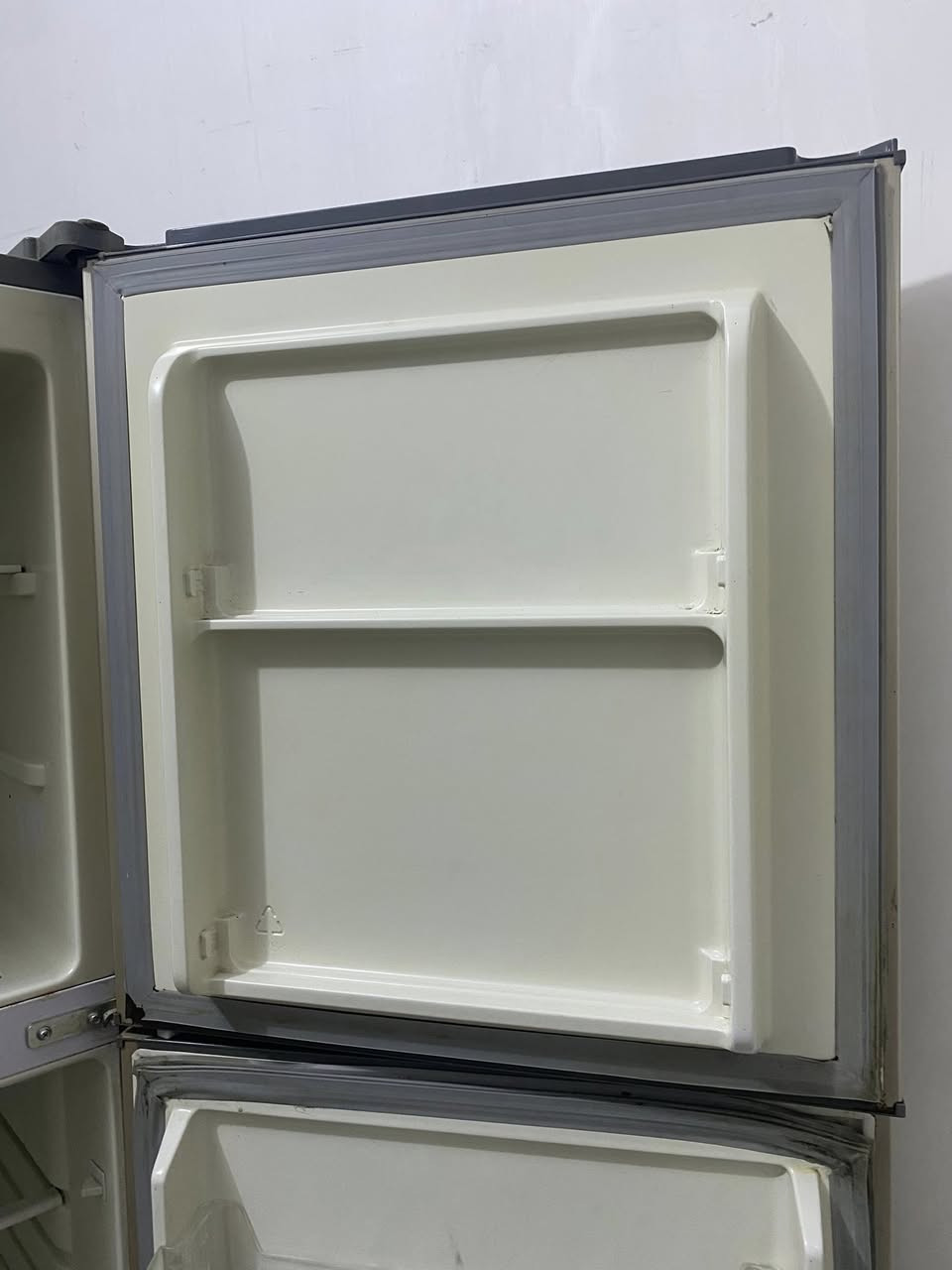 ثلاجه للبيع كلشي مابيه الشراي   *********** اتصال او واتساب
@
