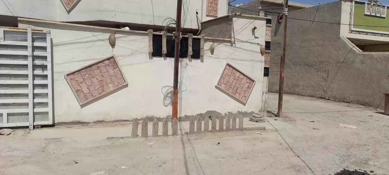 السلام عليكم بيت للبيع مجمع فدك فرع حيدر ابو المولده المساحه ٢٠٠ مشمول بل تمليك خطين كهرباء السعر ٨٠ مليون وبيه مجال للاستفسار واتساب ***********
