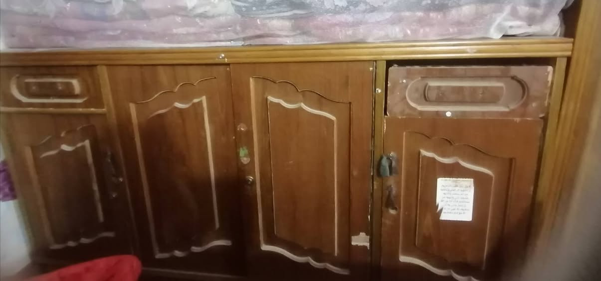 هذي بوفية ب100 وميز ب 35 جرباية حديد ب25  خشب ب 15 رقم الهاتف ***********
