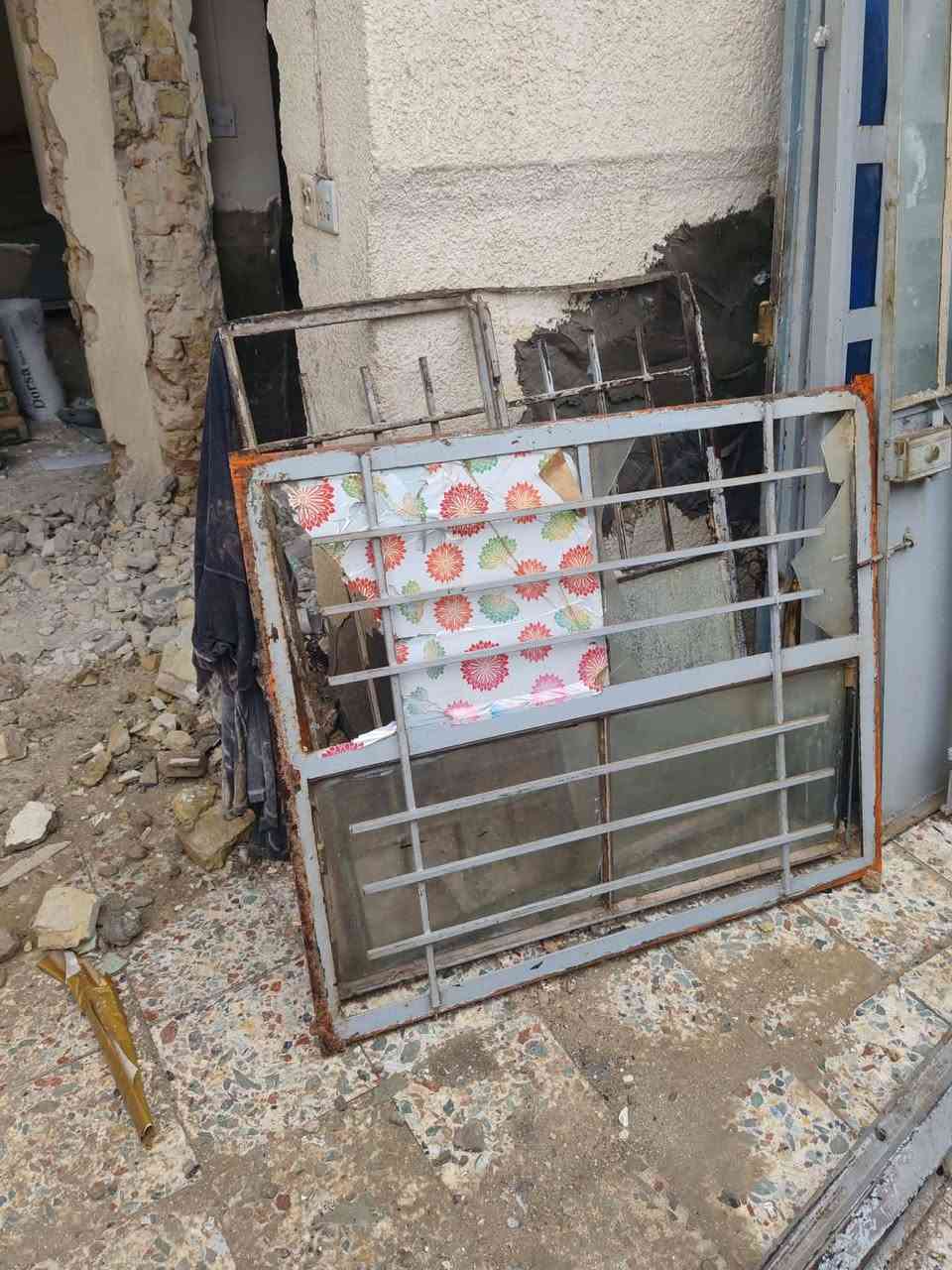 ابواب  وشبابيك قديمه للبيع 
***********
