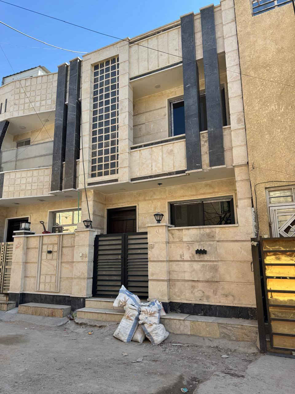 للبيع _ للبيع 

بيت حديث مساحة ٦٠ متر واجهه ٥ نزال ١٢ متر

 بموقع جدا مميز طابقين 

يحتوي على ثلاث غرف نوم وثلاث حمامات وصالة ومطبخ 

بسعر جدا مناسب 

كمب سارة _ بالقرب من مدرسة مالك الاشتر

للاستفسار ***********

يوجد واتس اب
