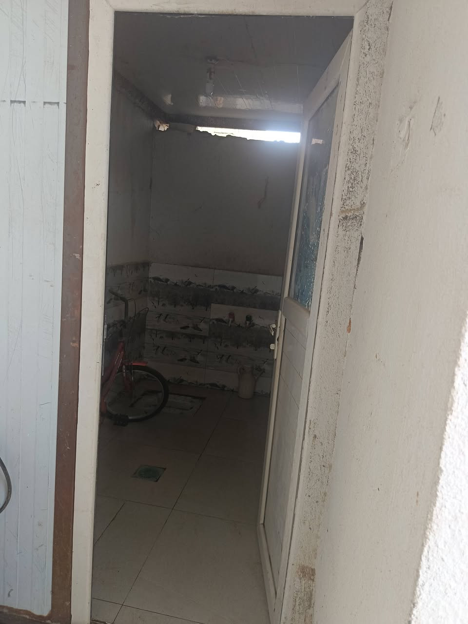 بيت للبيع خلف المستشفى التركي وره الشمامره قرب قصر اباذر اسهم المساحة 180تفاصيل الييت صاله واستقبال وغرفتين وحمام داخلي وخارجي ومطبخ حار وبارد صب كونكريت السعر 70 ***********
