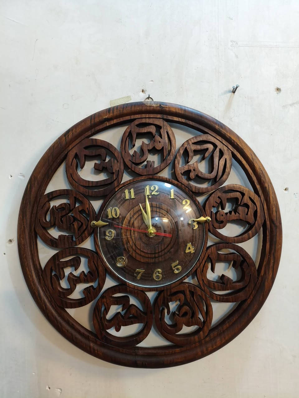 ساعه خشب ايات قرأنيه عل داير عمل يدوي قياس ٣٦ سانتيم مكاني بغداد *********** يوجد توصيل
