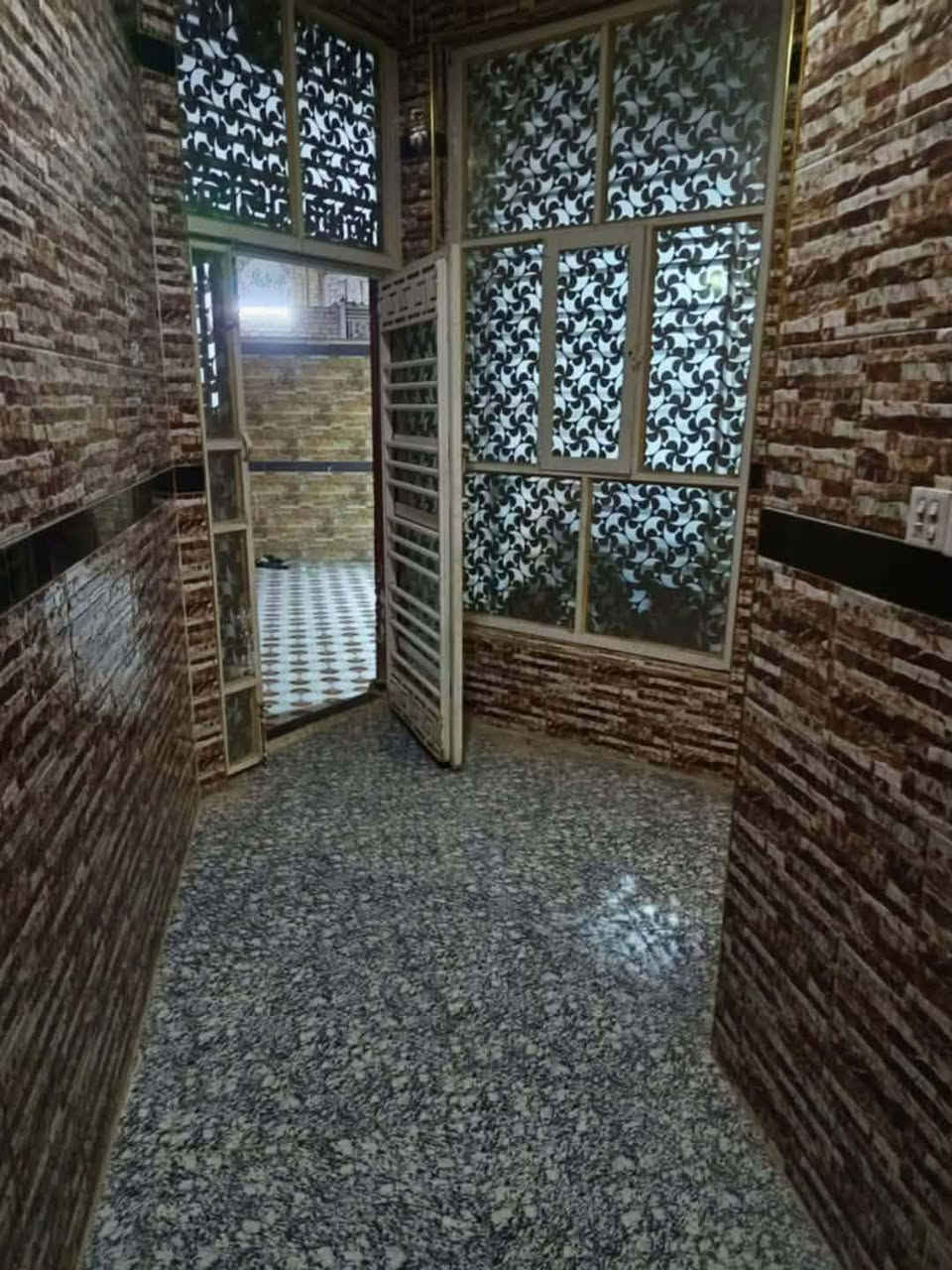 السلام عليكم دار سكن طابو صرف للبيع المساحه 220 متر حي العسكري الثالث قرب جامع زين  العابدين ثالث بيت عن الشارع العام البيت طابقين الطابق الاول يحتوي على غرفتين نوم وصاله ومطبخ وبراني وساحة وصحيات والطابق الثاني عكاده يحتوي على سويتين كل سويت يحتوي على غرفتين نوم وصاله وصحيات مغربي وشرقي البيت مطلوب 25 مليون للعقاري السعر 175 مليون مع الطلب واذا الطلب على المشتري ب 160 وبيه مجال للمشتري الاتصال على الخاص او على الرقم ***********
