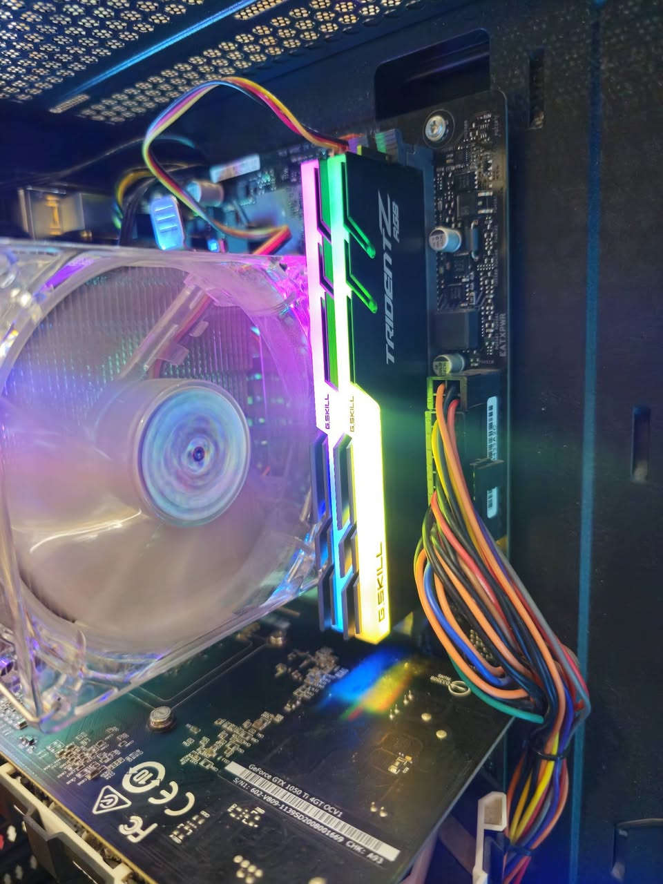 تجميعه للبيع
المعالج: Intel Core i5-9400F (جيل تاسع، 6 أنوية).
​كارت الشاشة: NVIDIA GeForce GTX 1050 Ti 4GB.
​الرام: 16GB (dual channel).
​التخزين: SSD 128GB (لفتح النظام والألعاب بسرعة) + HDD 1TB (للملفات والألعاب).
​اللوحة الأم (Motherboard): ASUS Prime H310M-K R2.0.
​الباور سبلاي: Neutron Electron بقوة 700W (أداء مستقر وعالي).
​الشاشة: MSI Gaming Monitor 144Hz (سريعة جداً وتجربة لعب سلسة).
​الملحقات: ماوس وكيبورد من شركة Jedel.
​ملاحظات:
​الحاسبة مفحوصة بالكامل ولا توجد فيها أي مشاكل.
​النظام ويندوز 10 برو نسخة أصلية.
​التبريد والأداء ممتاز ومناسبة جداً للكيمنك


**إذا كنت صاحب هذا الإعلان وتريد حذفه لأي سبب، رجاءا أرسل رسالة إلى الدعم الفني**