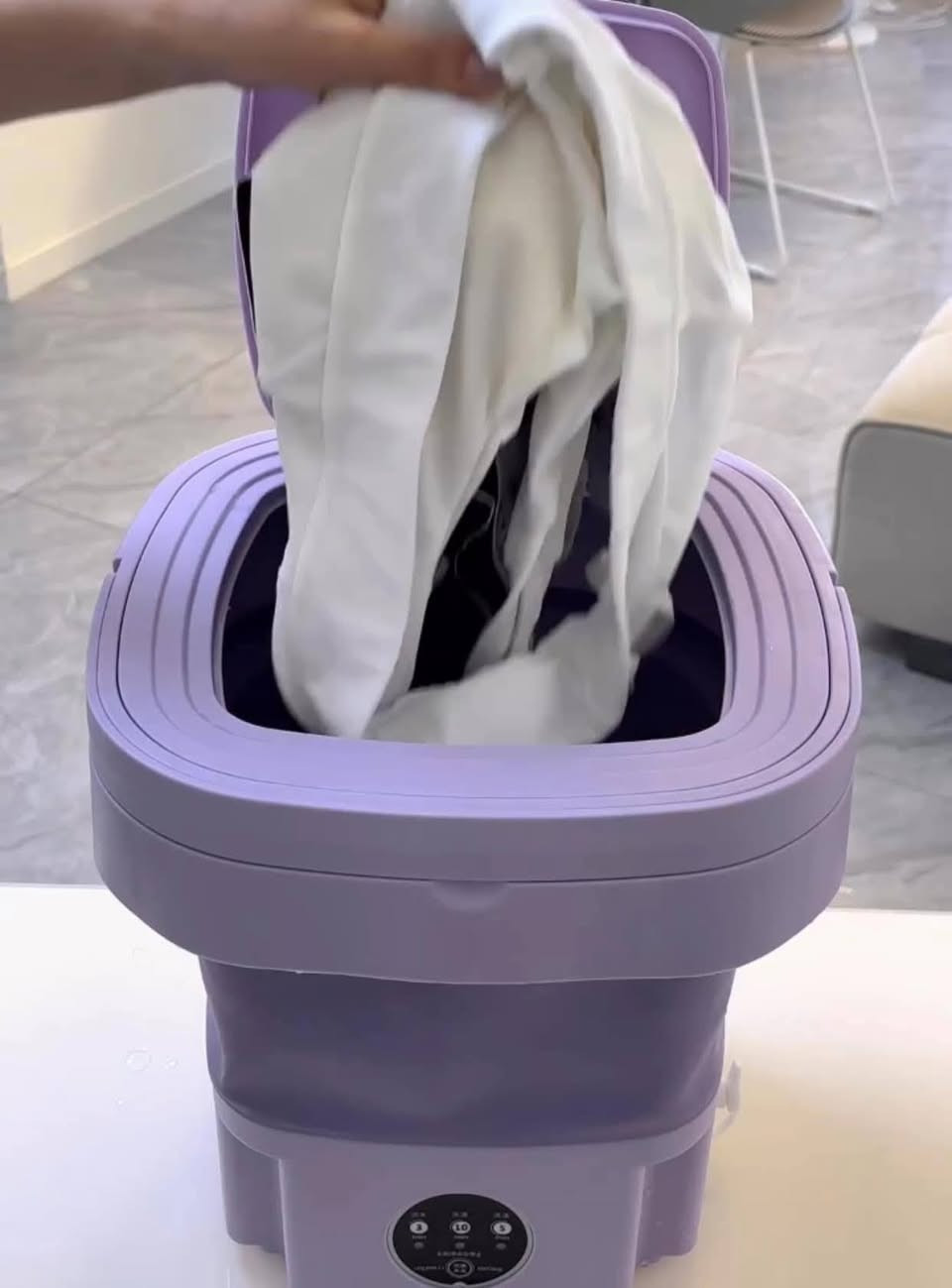 هذا المنتج هو غسالة محمولة صغيرة قابلة للطي (Mini Portable Foldable Washing Machine) باللون الأرجواني.
الاستخدام: مثالية لغسل الملابس الخفيفة مثل الملابس الداخلية، الجوارب، وملابس الأطفال. 
التصميم: قابلة للطي لتوفير المساحة، مما يجعلها سهلة التخزين والنقل في الحقائب أو السيارة.


**إذا كنت صاحب هذا الإعلان وتريد حذفه لأي سبب، رجاءا أرسل رسالة إلى الدعم الفني**