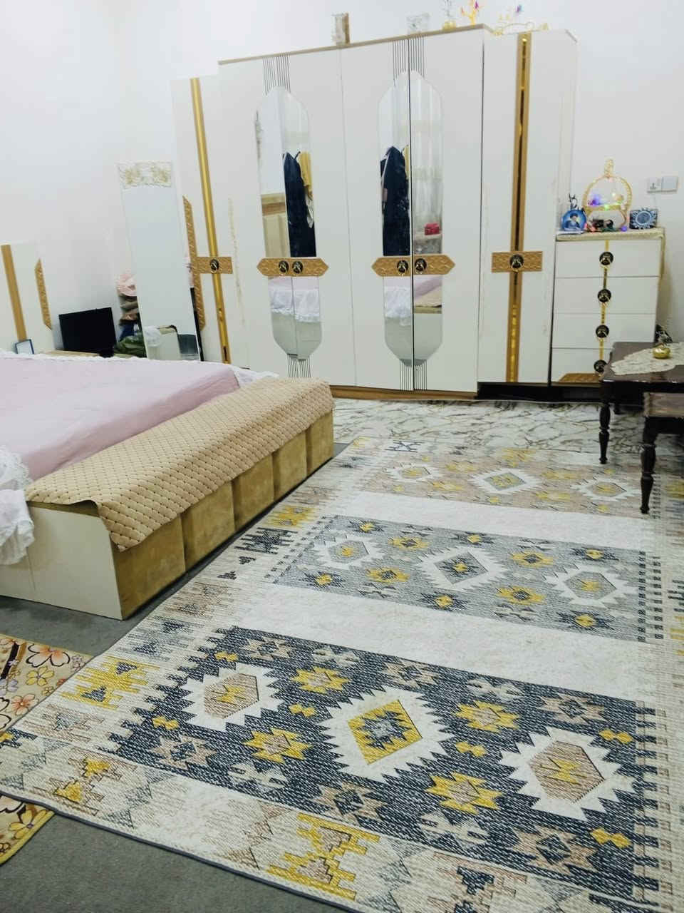 بيت 150 م طابو زراعي سند 25 طابقين بناء سنة 23  الطابق الارضي يحتوي على غرفة نوم كبيره وهول كبير وصاله ومطبخ ومجمع صحياة داخليه وخارجية الطابق الثاني غرفه كبيره وهول كبير وصاله ومطبخ ومجمع صحياة الشارع 10م تبليط ومجاري والطابق الثالث بيتونه كبيره مناور 3 البيت بناء درجه اولى طابوق جمهوري نقص ارضيه السعر 210 وبي مجال قليل
الموقع شارع 80 خلف نون مول التقسيم الجديد
للاستفسار  
مكتب سما العراق للعقار 
مقابل نون مول
***********
