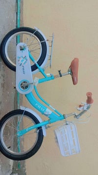 للبيع باسكل بناتي حجم 18 🚲 ✅ حجم 18 ✅ مع سيبايتين (عجلات جانبية) ✅ مع ...
