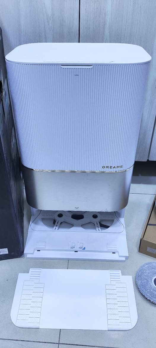 Dreame x40 ultra 
قطعه واحده فقط سعر عالخاص وسعر مناسب للعلم سعرها بالمحلات موجود باول صورة 
كنس و مسح بفرج دوارة
 تفريغ ذاتي للغبار مع فرجه وسطيه قاطعه للشعر بصورة تلقائية
غسل الوصل وتنشيفه بماء حار وبهواء حار  
وكذلك رفع الوصل اوتماتيكي عن السجاد وامكانية ترك وصل المسح في المحطه تلقائيا
تنظيف تلقائي للمحطه في اماكن وصل المسح
خروج لفرجة المسح لامكانيه الوصول للزوايه ومسحها بصورة افضل
خروج للفرجة الجانبية لكنس الزوايا بصوره افضل مع امكانية رفعها على السجاد
رفع الفرجه الوسطيه بصوره تلقائيه أثناء المسح 
كامره فيديو مع ذكاء اصطناعي في الكنس والمسح والعوده للاماكن الوسخه بصورة تلقائية
خرائط متعددة للمنزل لعدة طوابق
تجاوز عوائق بصورة ممتازه جدا
 مع تطبيق دريمي الممتاز
قوه شفط عالية جدا 12000 باسكال ومستويات متعدده للكنس والمسح
وبعد مواصفات هواي ماذاكرها


**إذا كنت صاحب هذا الإعلان وتريد حذفه لأي سبب، رجاءا أرسل رسالة إلى الدعم الفني**