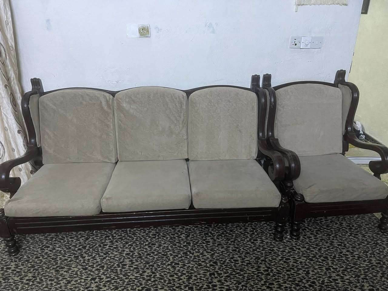 تخم ٧  مقاعد خشب زان مصري
السعر  (١٦٠  ألف )
مكاني الغزاليه ( *********** )
