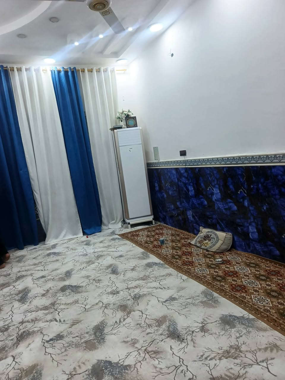 ياالله
سلام عليكم
البيت البيع طابو صرف
مساحه((200)) متر بناء حديث
يحتوي على استقبال وصاله ومطبخ
وغرفتين نوم صحيات داخليه و صحيات 
خارجيه طابق ثاني غرفتين نوم وصاله 
الماجديه سيد عاشور قرب ٤سايدات سيد جميل استفسار اتصل ((***********) (
((***********)) اخوكم أبو عراق....
