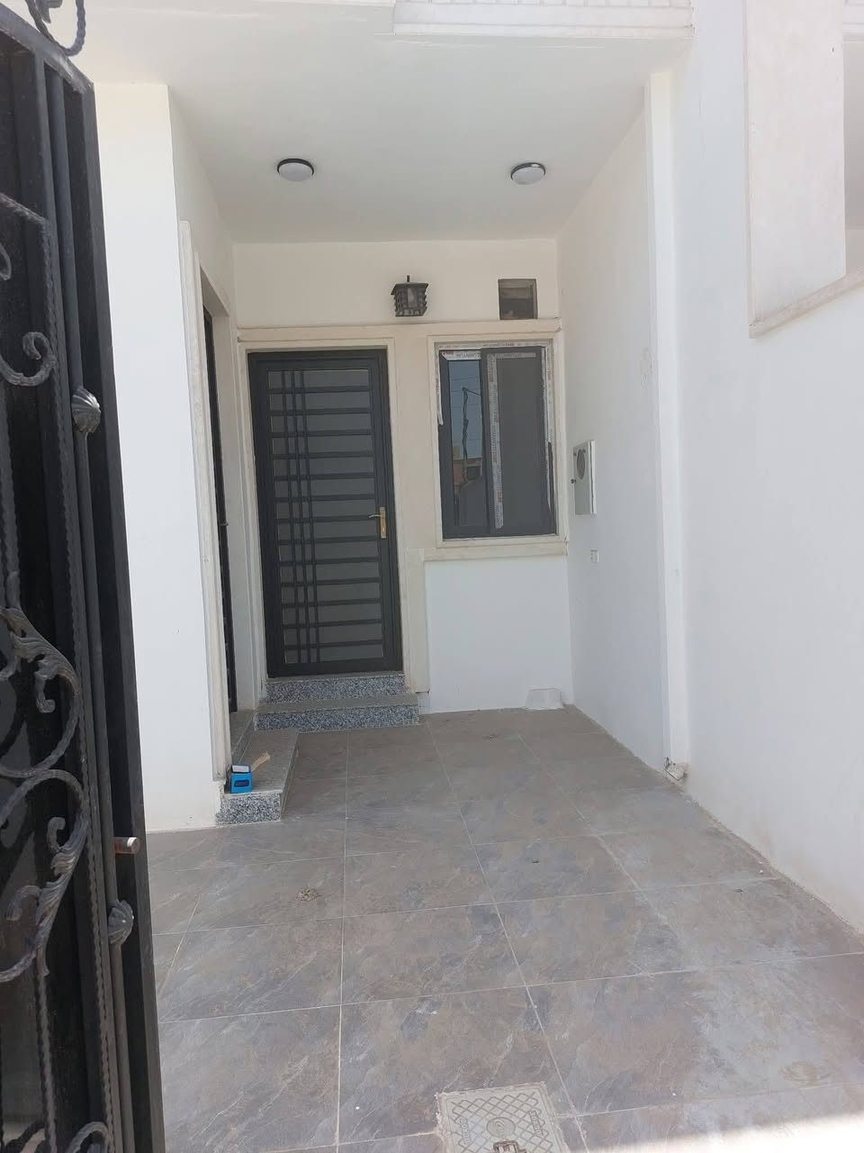 دار للبيع حي الإخاء. 
المساحه ١٥٠ متر مربع .
الواجهة ٦ متر والعمق ٢٥ متر .
اتجاه شروق شارع تبليط. 
الموقع خلف سايدين اربيل مباشر قرب جامع كرم العزيز. 
يحتوي على ٥ غرف نوم وهولين واستقبال مع باقي المشتملات. 
يوجد تصوير فيديو لمراحل البناء من حدل وتسليح وباقي التفاصيل. 
لمزيد من المعلومات والسعر الرجاء الاتصال على أرقام المكتب لطفا. 
***********
*********** 
*********** 
او مراجعة المكتب في حي النور بعد دورة زيناوه بأتجاة دانيه ماركت مقابل صيدليه الكوثر.
