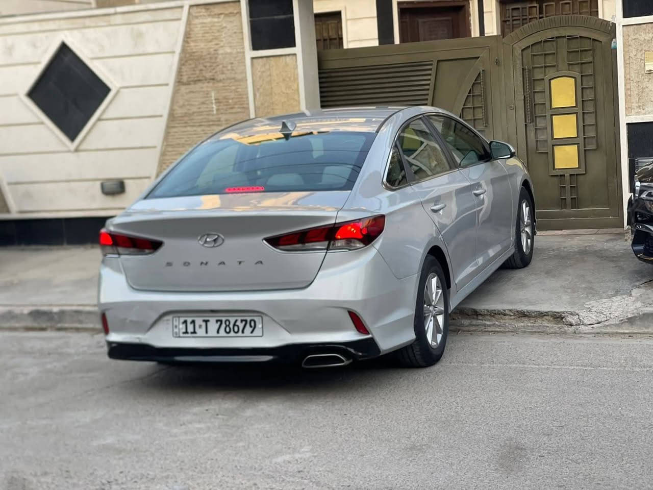 السلام عليكم  
للبيع سوناتا 2018. وارد امريكي. حادث چاملغ خلفي. ( صور الحادث موجوده + سونار مسويله)  رقم بغداد بأسمي. تحويل ثاني يوم. السياره بحاله جيده جدا. حداديه. امامي وخلفي جديد.  تخم تاير. قبل فتره شديته جديد. مابيهه نواقص. جاهزه.  محرك 2.400 
السعر. 120
مكان السياره.  بغداد. / زيونة 
للاستفسار *********** بغداد, العراق
