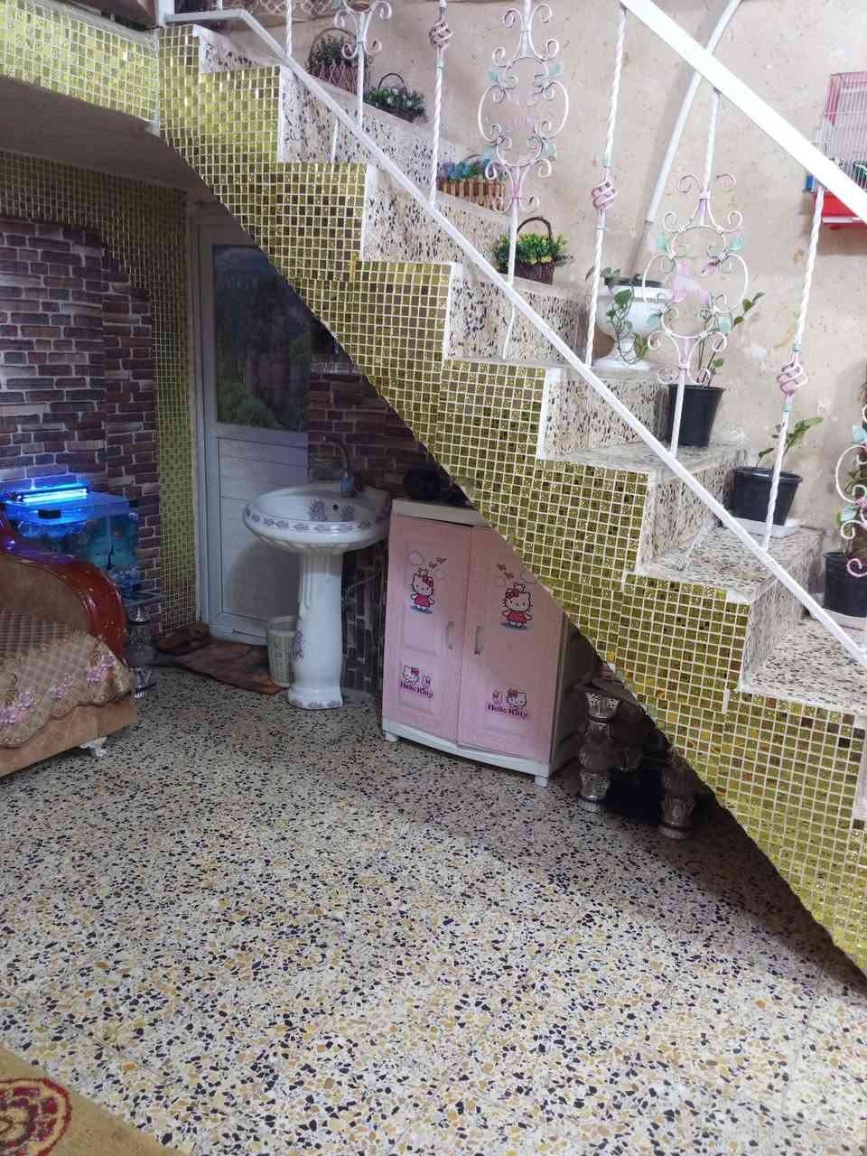 بيت للبيع المساحه 110حي العسكري خلف جامع الحبيب المصطفى يحتوي البيت على غرفتين نوم وحده جوه والثانيه فوك وصاله ومطبخ حار وبارد وكليدور الاستفسار على الرقم بي واتساب ***********
