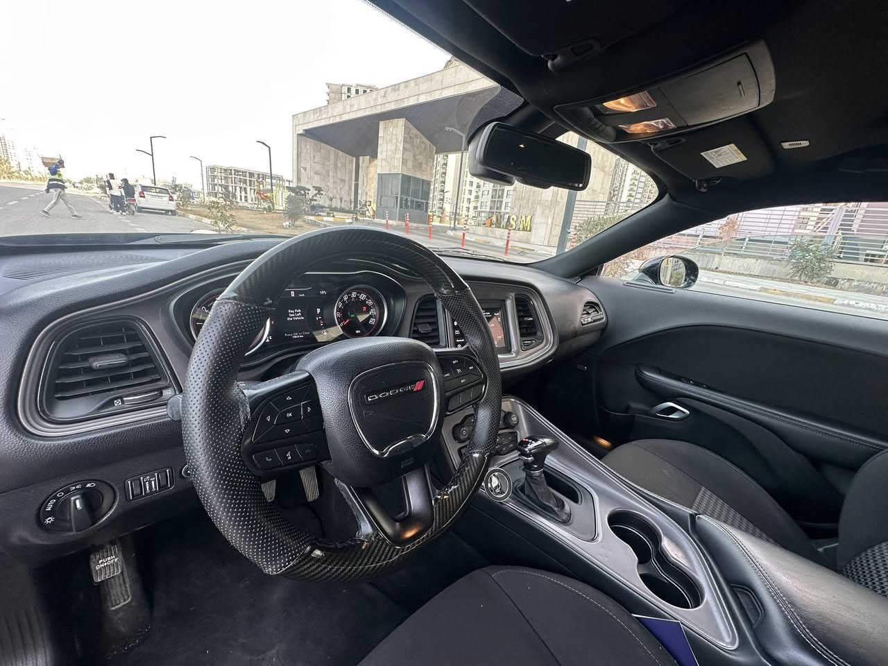 السلام عليكم 
دوج جالنجرGt
 ٢٠٢٣
ماشيه ١٧ الف (بعده بريحه  شركه
السياره كلين 
من اجت دريت بيه حادث امامي ٣ قطع
سعره ١٩٠ 
مكانه حي جهاد 
***********
