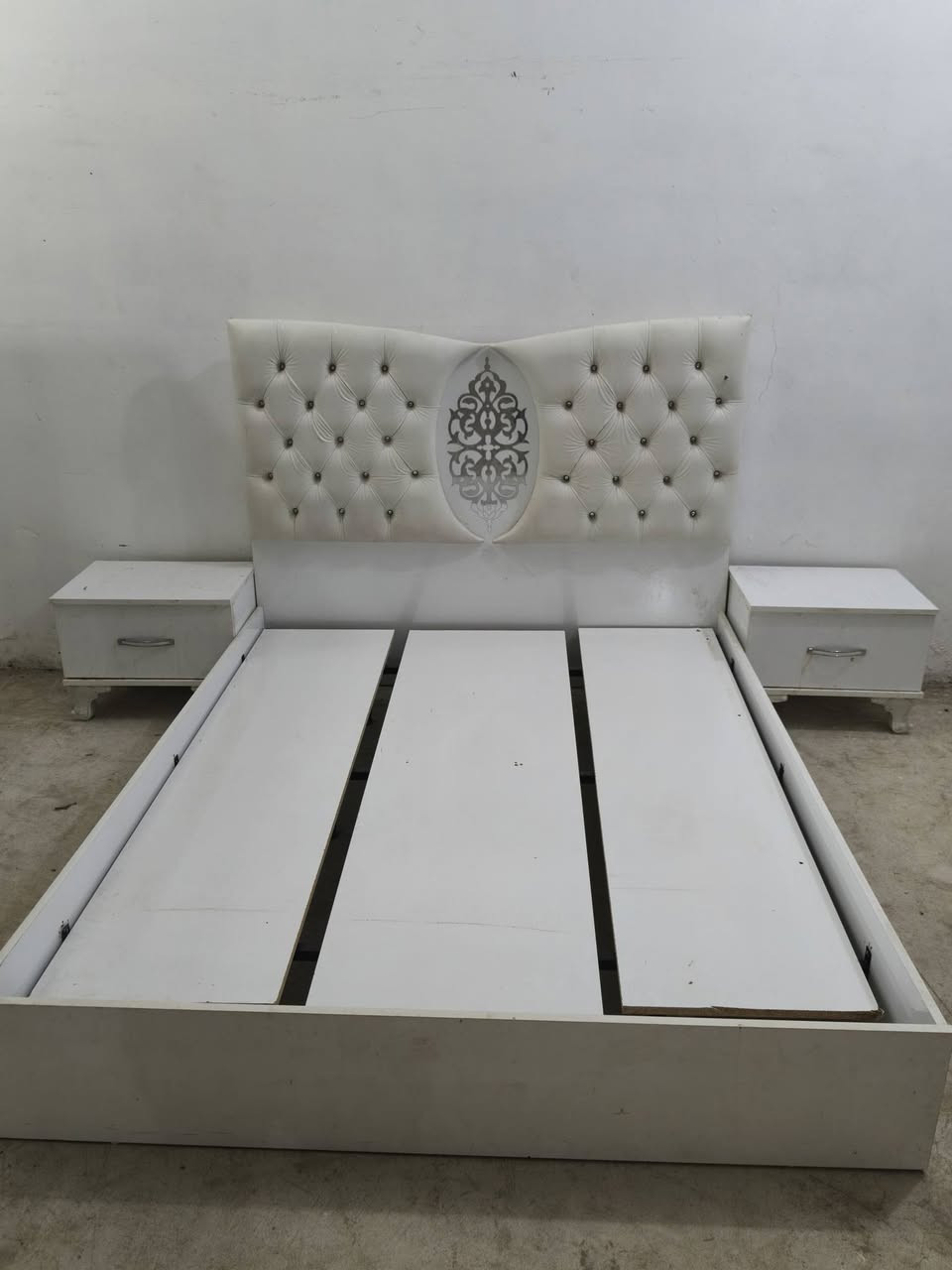 غرفة نوم تركي ٥ قطع بسعر مناسب  285 الف مستعمله نظيفه بدون اي عيب

***********
